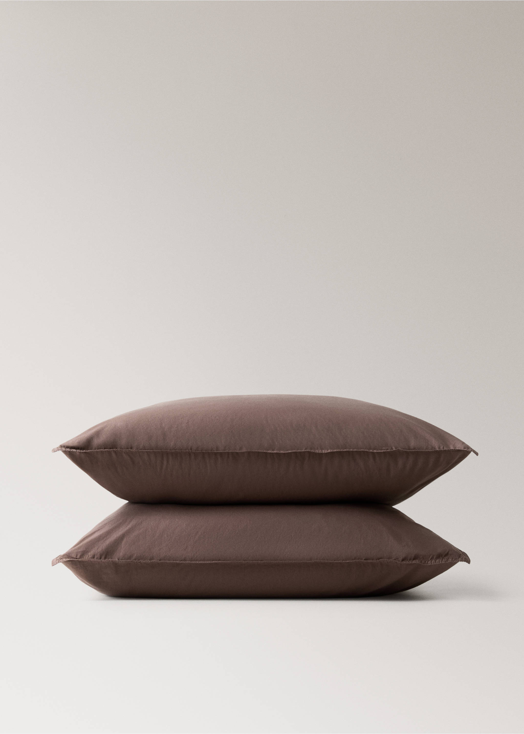 Two pillowcases double-stitched 300 thread count cotton 60x60 cm - Details of the article 3, Tobacco Brown. Ref: 27032924-00.