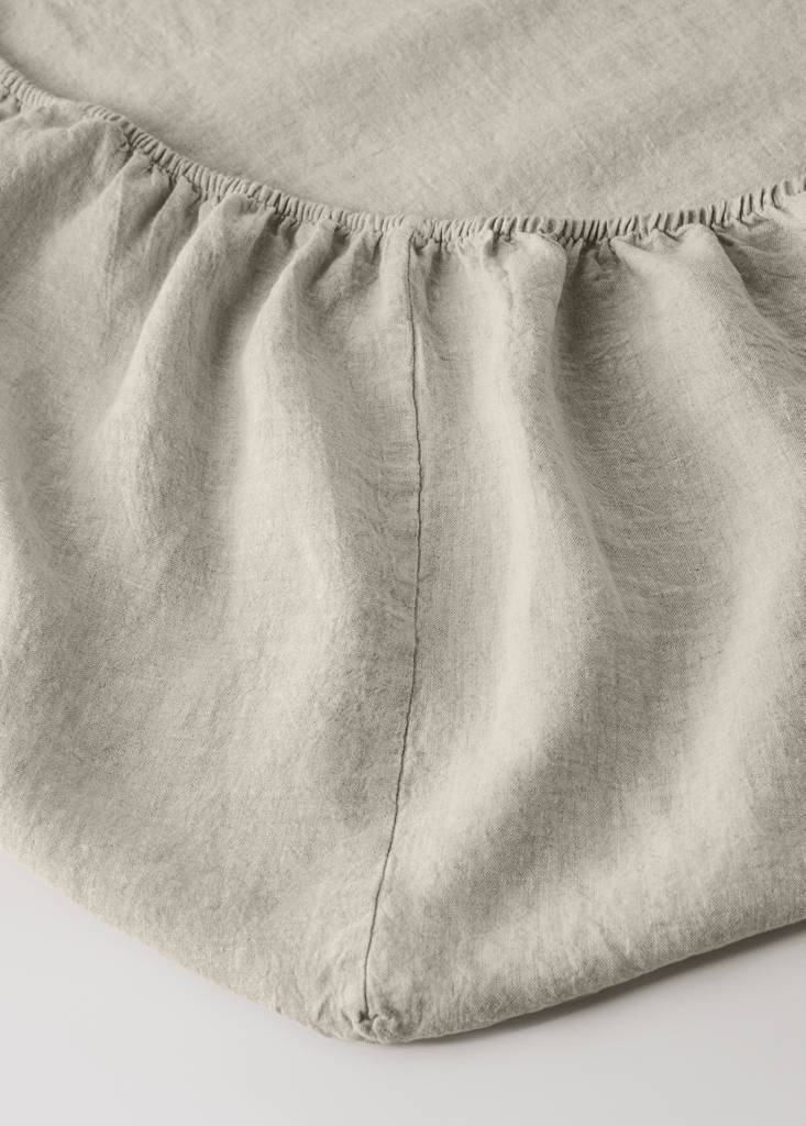 Washed linen fitted sheet for 135 cm bed — Sand