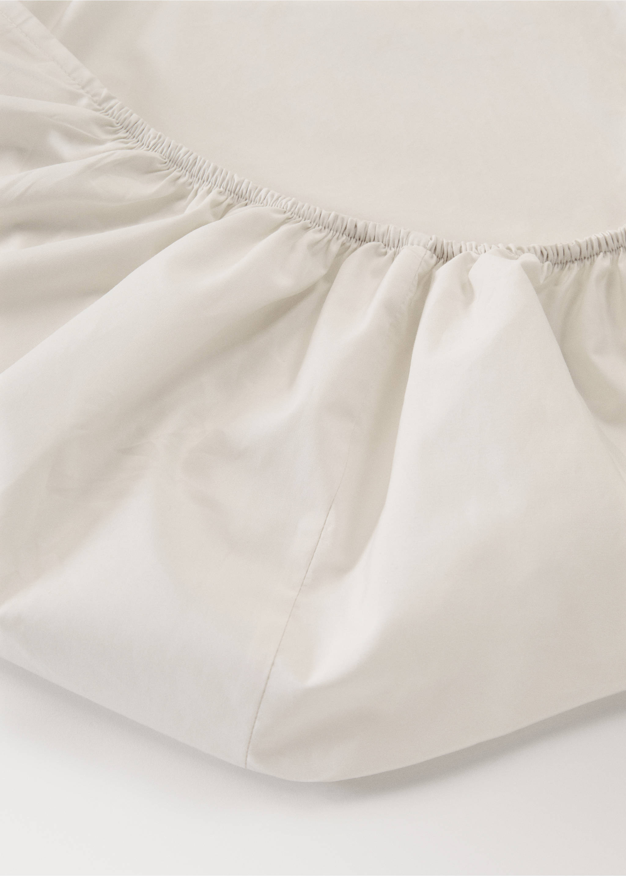 300-thread count percale cotton fitted sheet for 180 cm bed - Details of the article 1, Ivory White. Ref: 27032951-00.