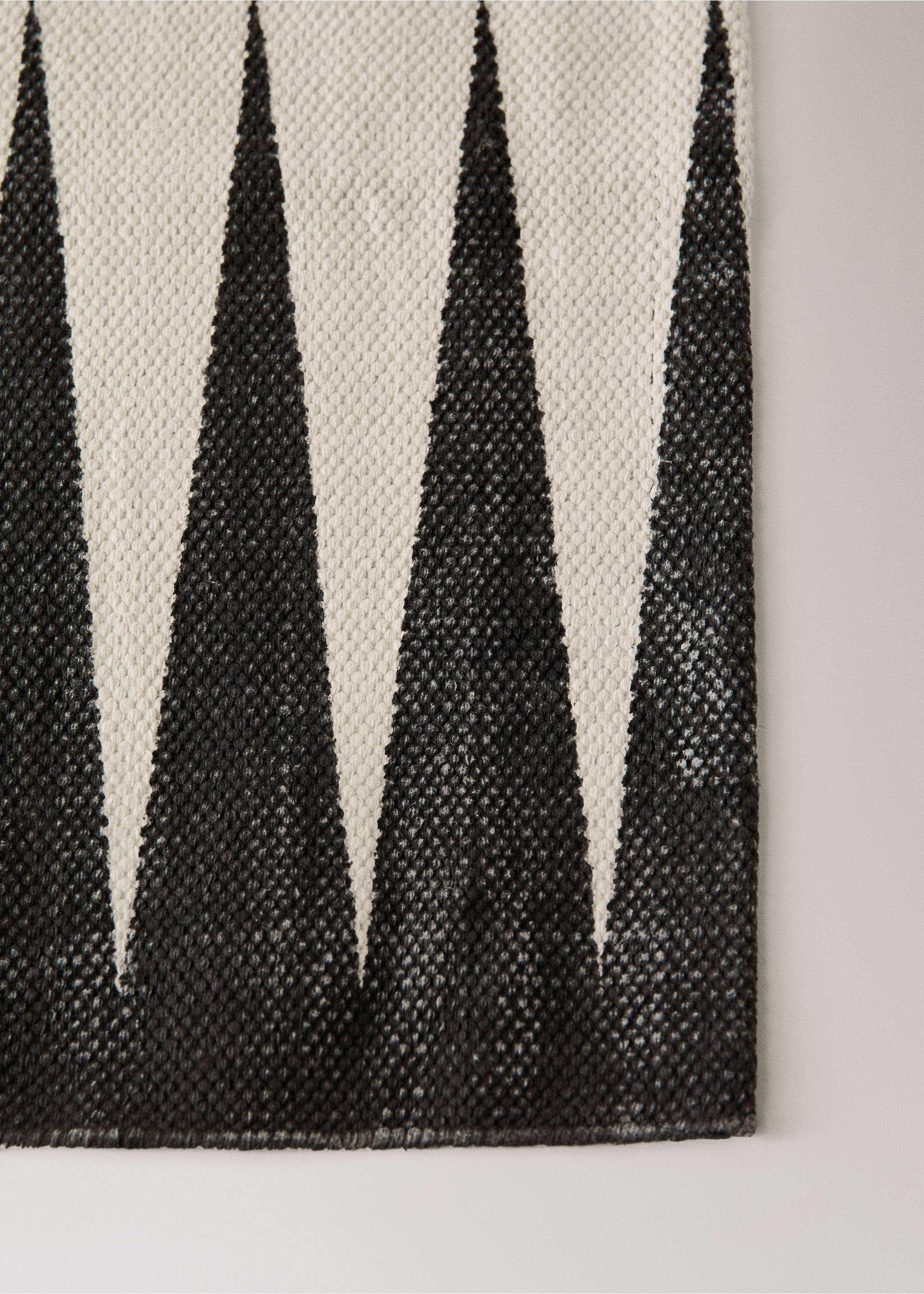 Small geometric print cotton carpet - Details of the article 2, Black. Ref: 27033272-00.
