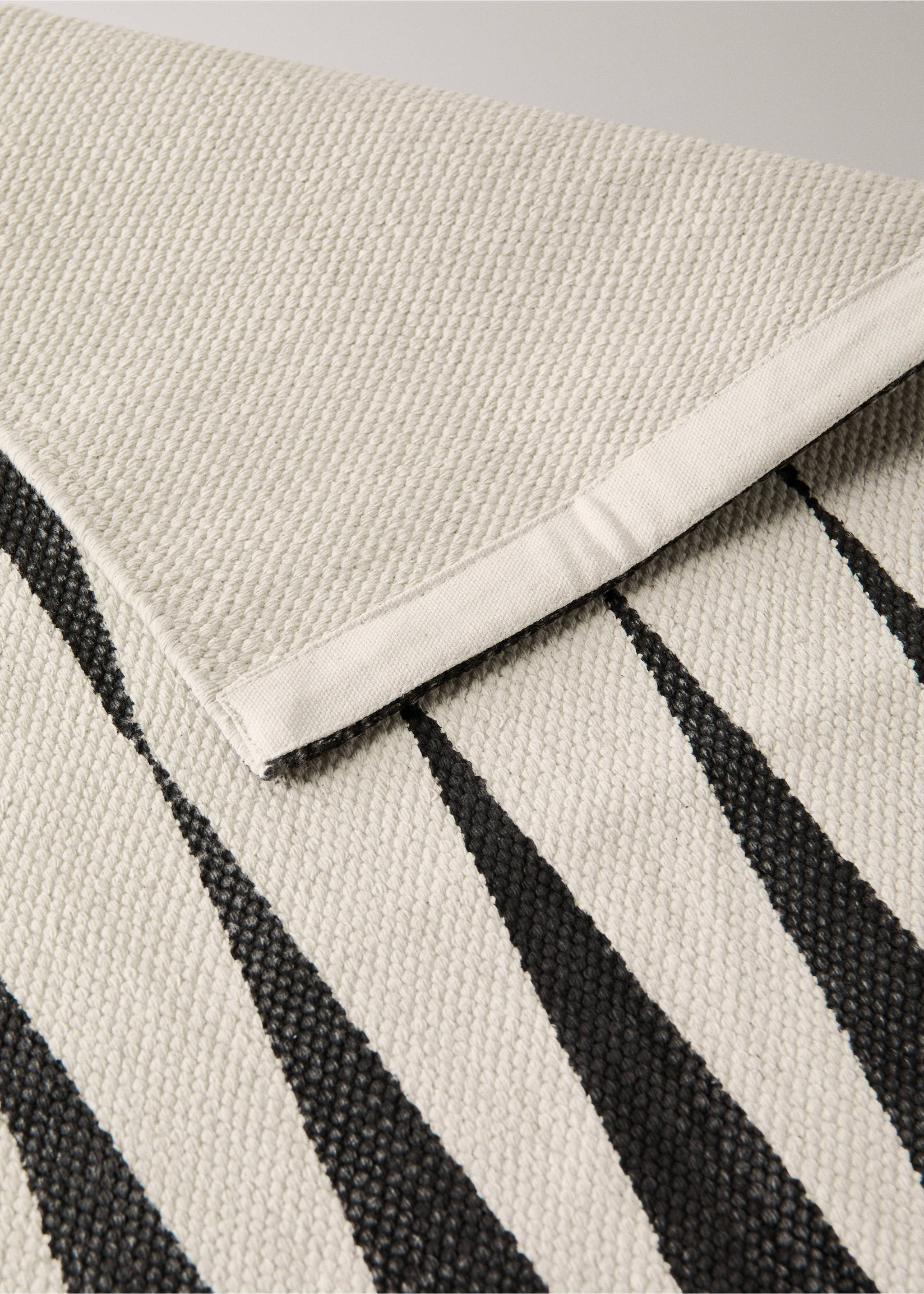 Small geometric print cotton carpet - Details of the article 3, Black. Ref: 27033272-00.