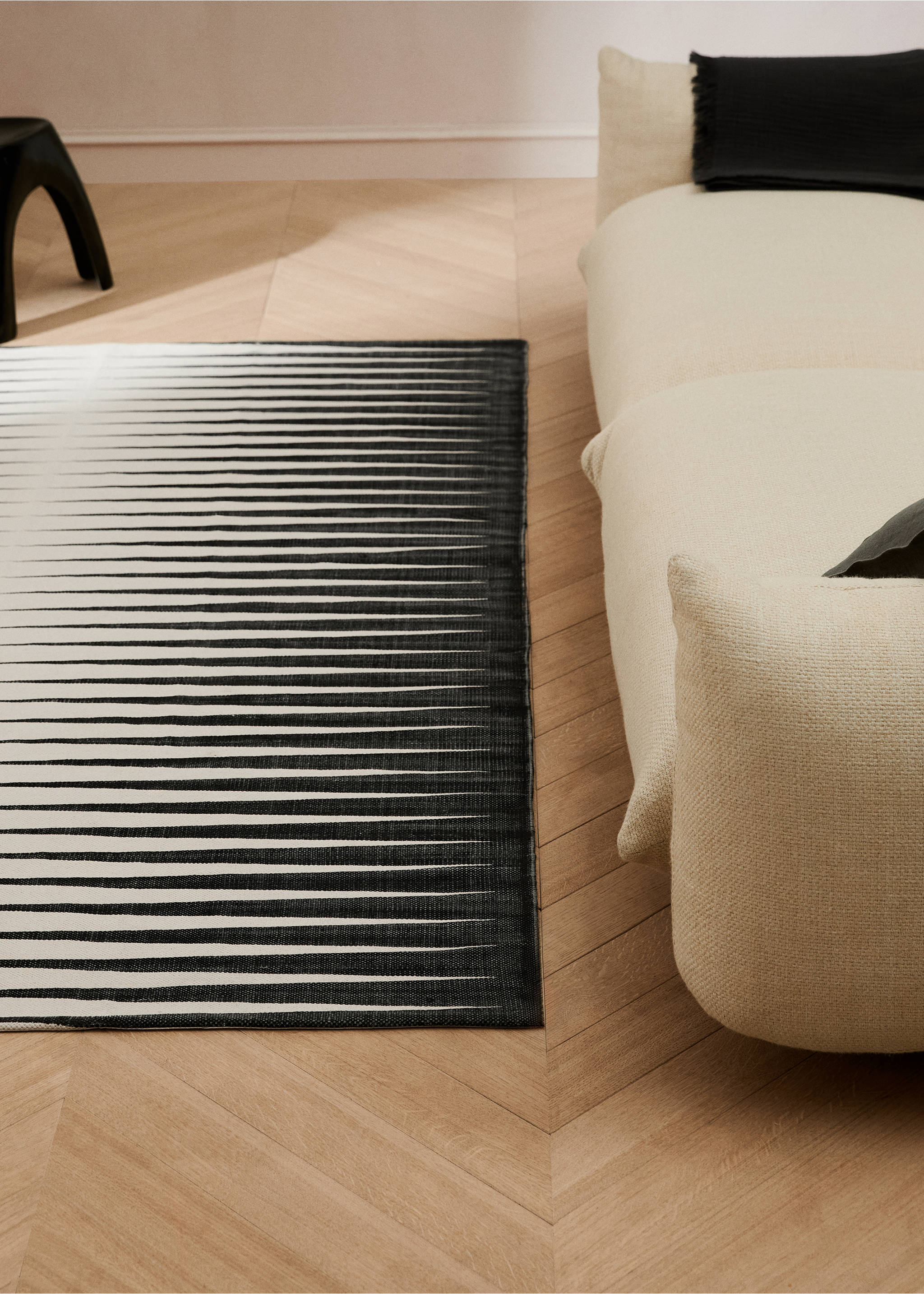 Stort bomullsteppe med geometrisk mønster - Total bildeutsnitt, Svart. Ref: 27033273-00.