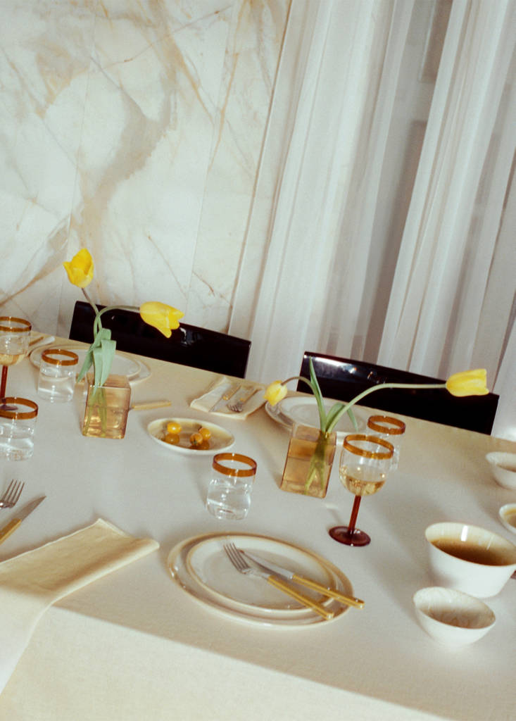 Ombre cotton linen tablecloth design for 6 to 8 guests — Yellow