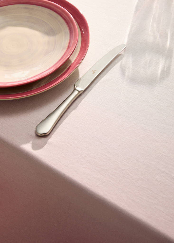Ombre cotton linen tablecloth design for 6 to 8 guests — Pink