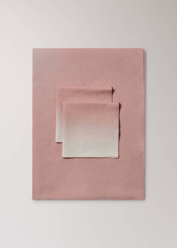 Ombre cotton linen tablecloth design for 6 to 8 guests — Pink