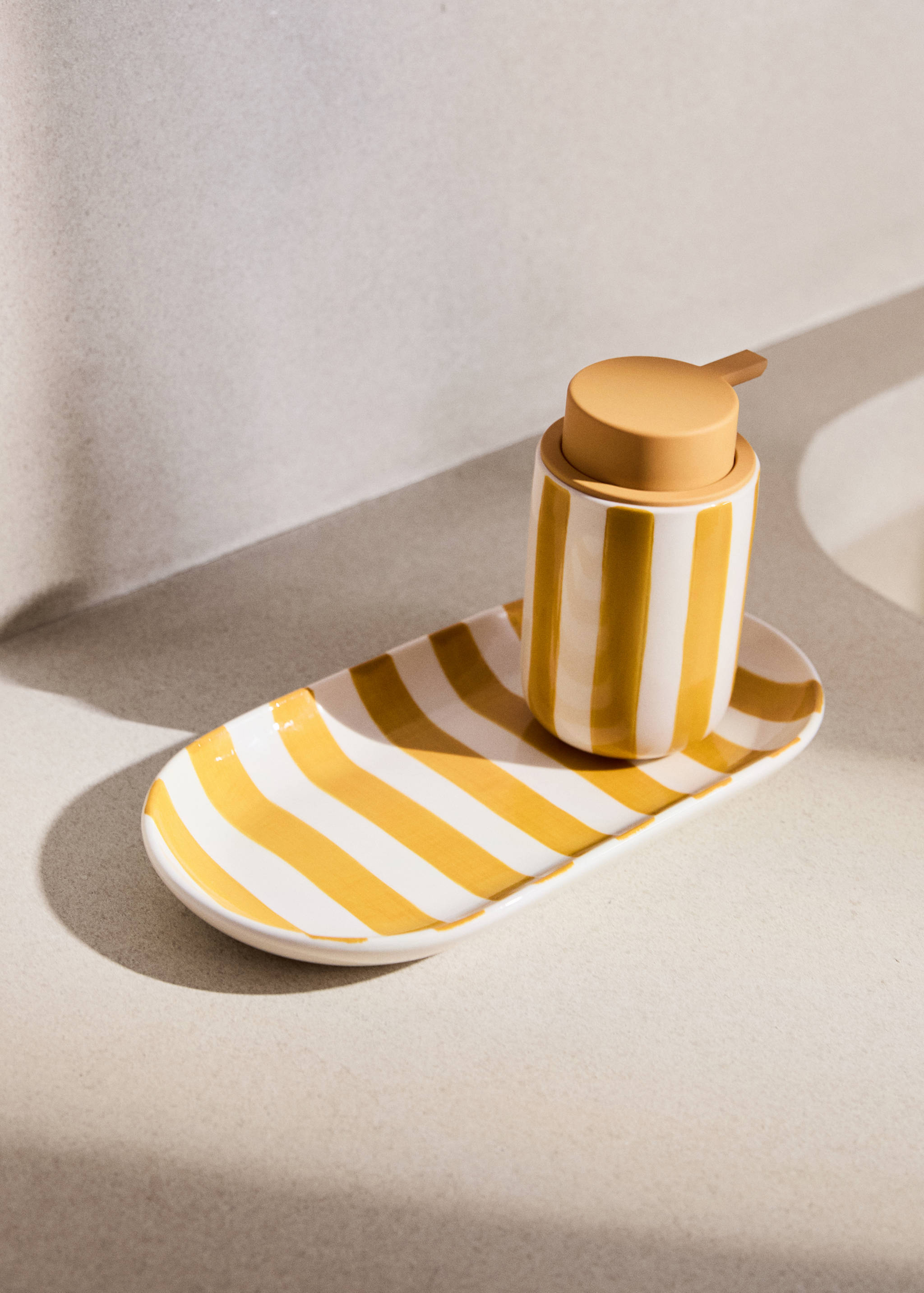 Ceramic bathroom tray with painted stripes - General plane