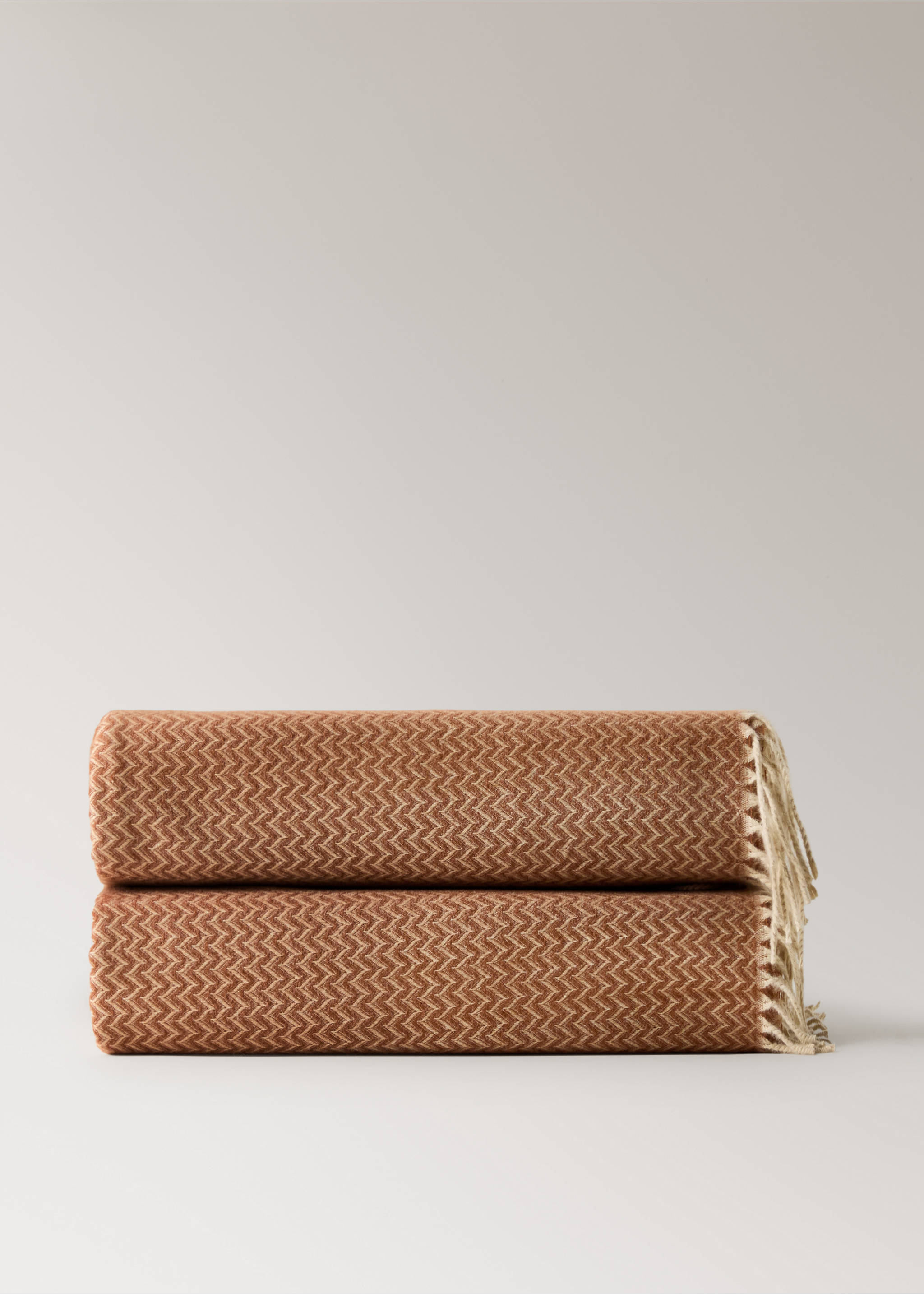 Soft throw with striped design and fringe detail - Article without model, Russet. Ref: 27033284-00.