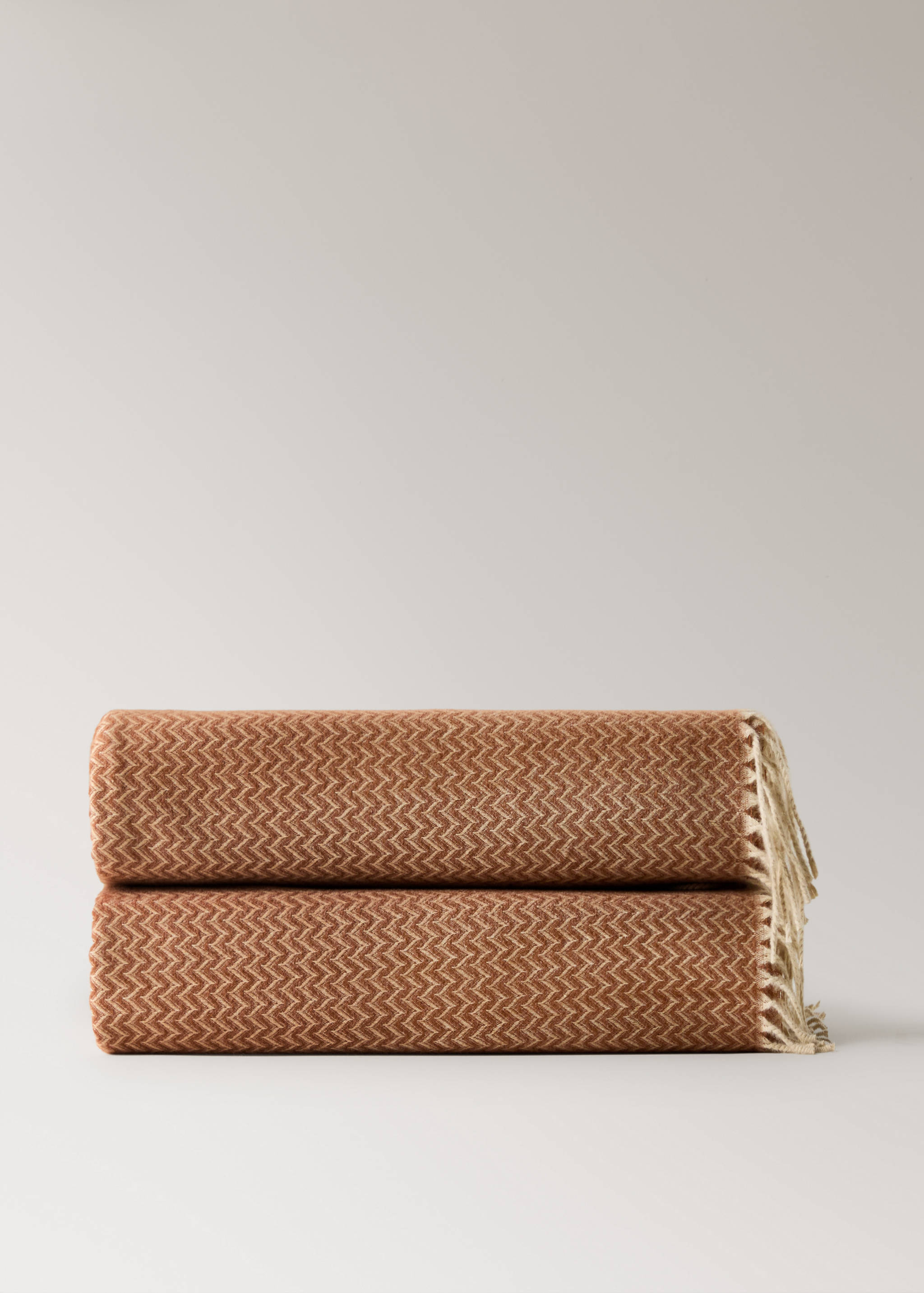 Mjuk filt med randigt mönster och fransdetaljer - Artikel utan modell