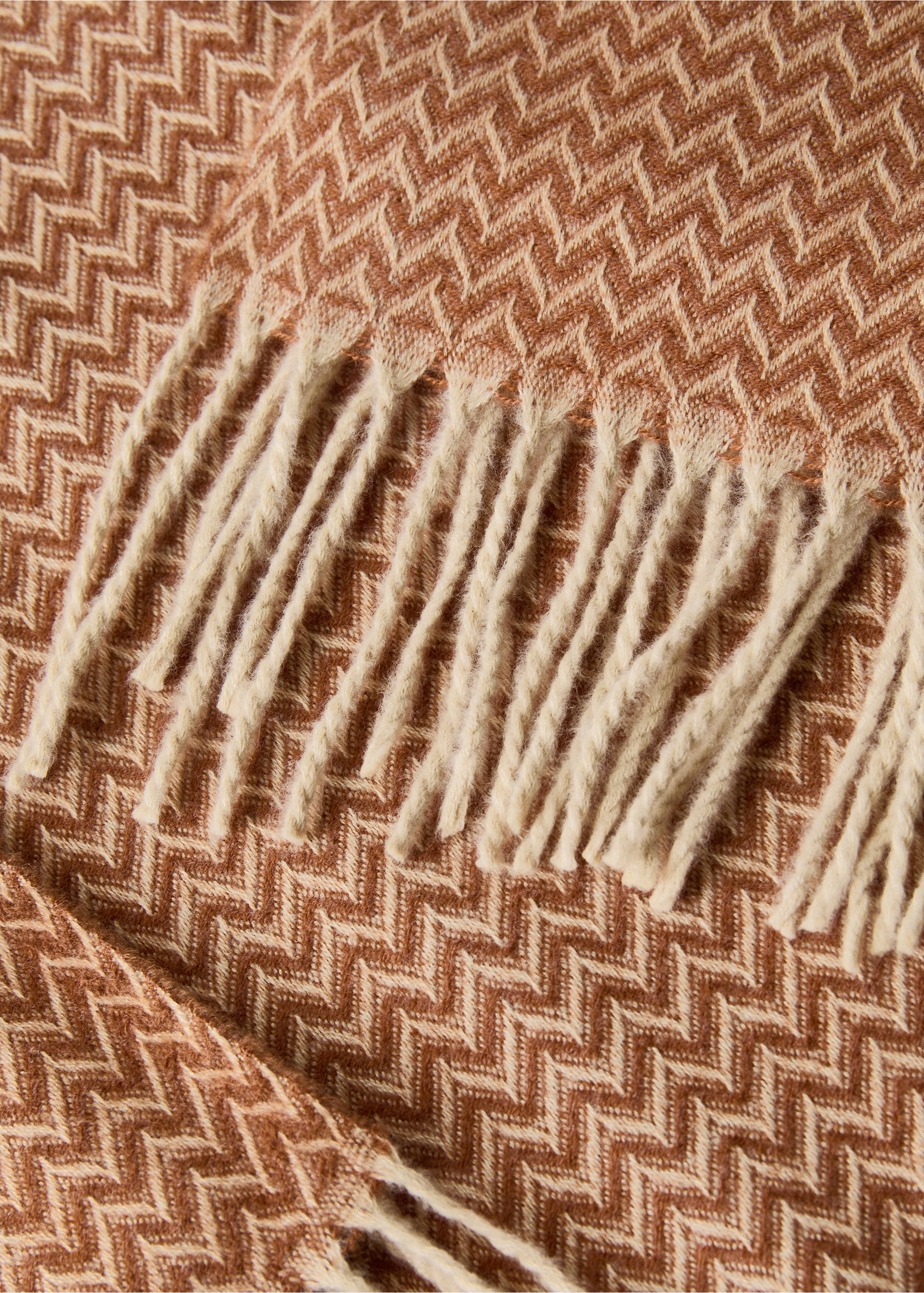 Soft throw with striped design and fringe detail - Details of the article 2, Russet. Ref: 27033284-00.