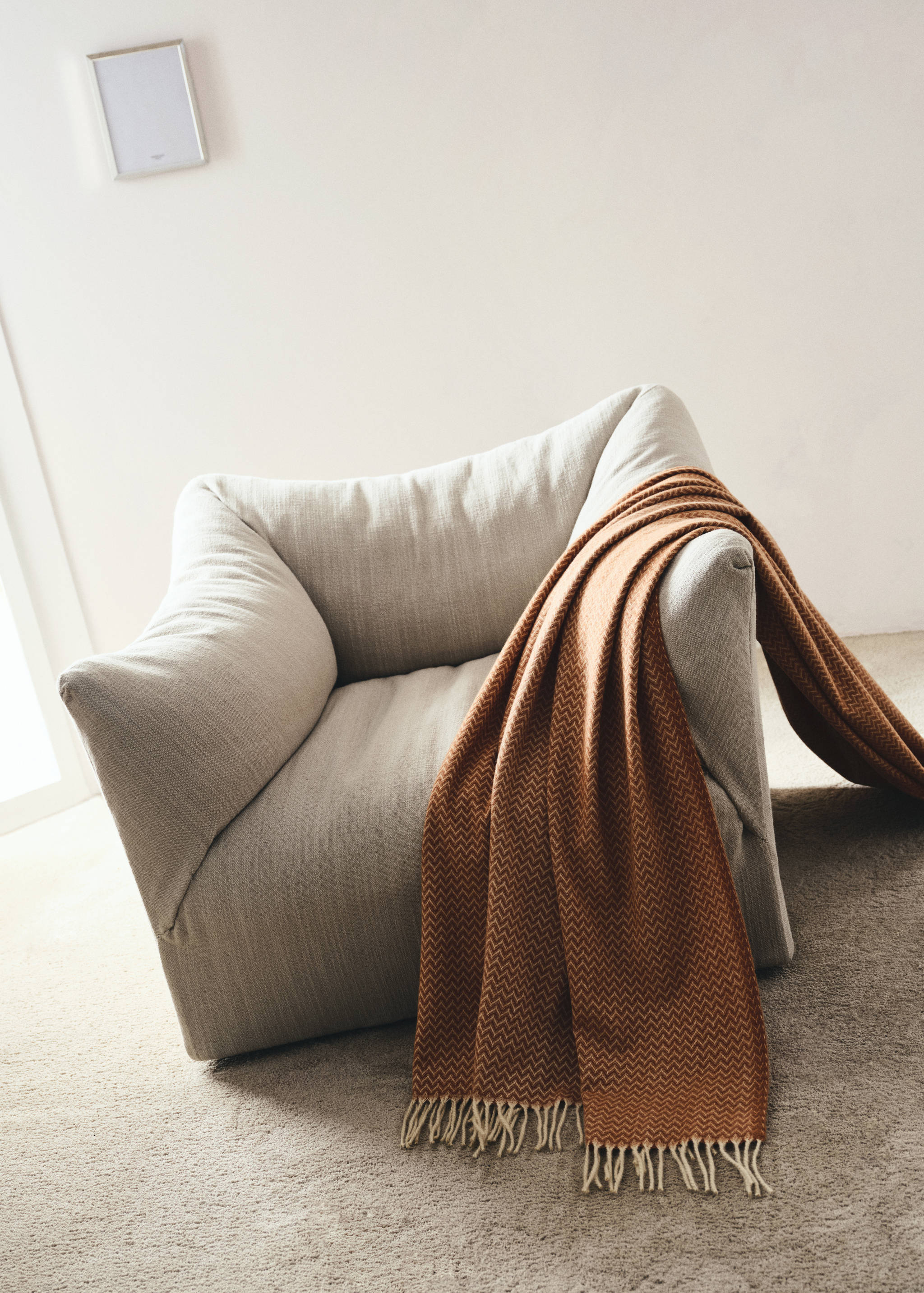 Soft throw with striped design and fringe detail - Details of the article 6, Russet. Ref: 27033284-00.