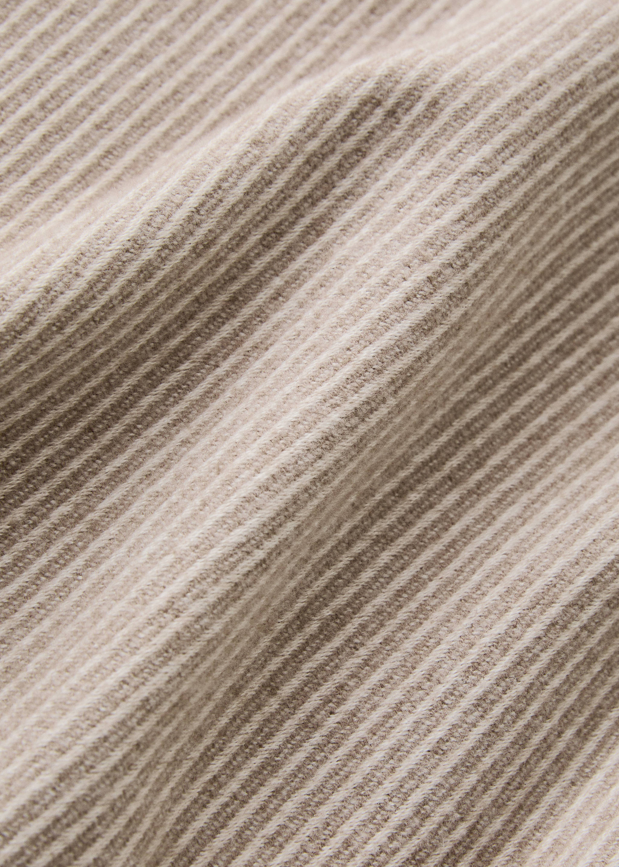 Soft throw with striped design and fringe detail - Details of the article 1