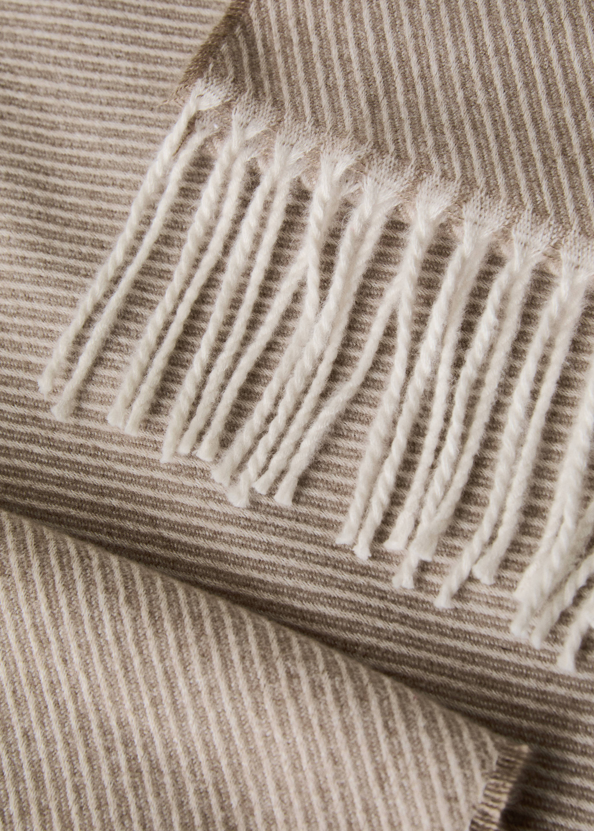 Soft throw with striped design and fringe detail - Details of the article 2