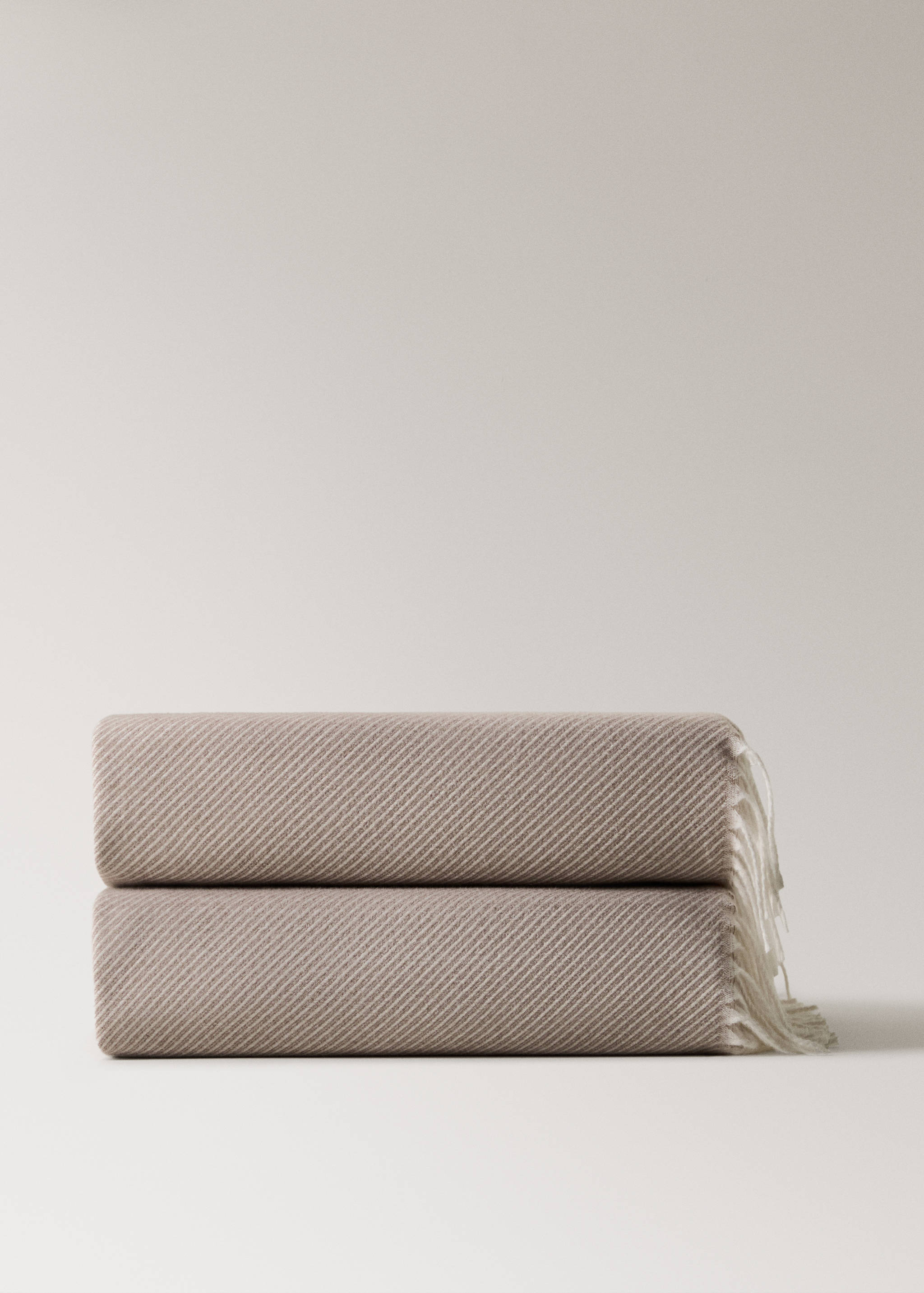 Couverture douce à motifs rayés et détail à franges - Article sans modèle