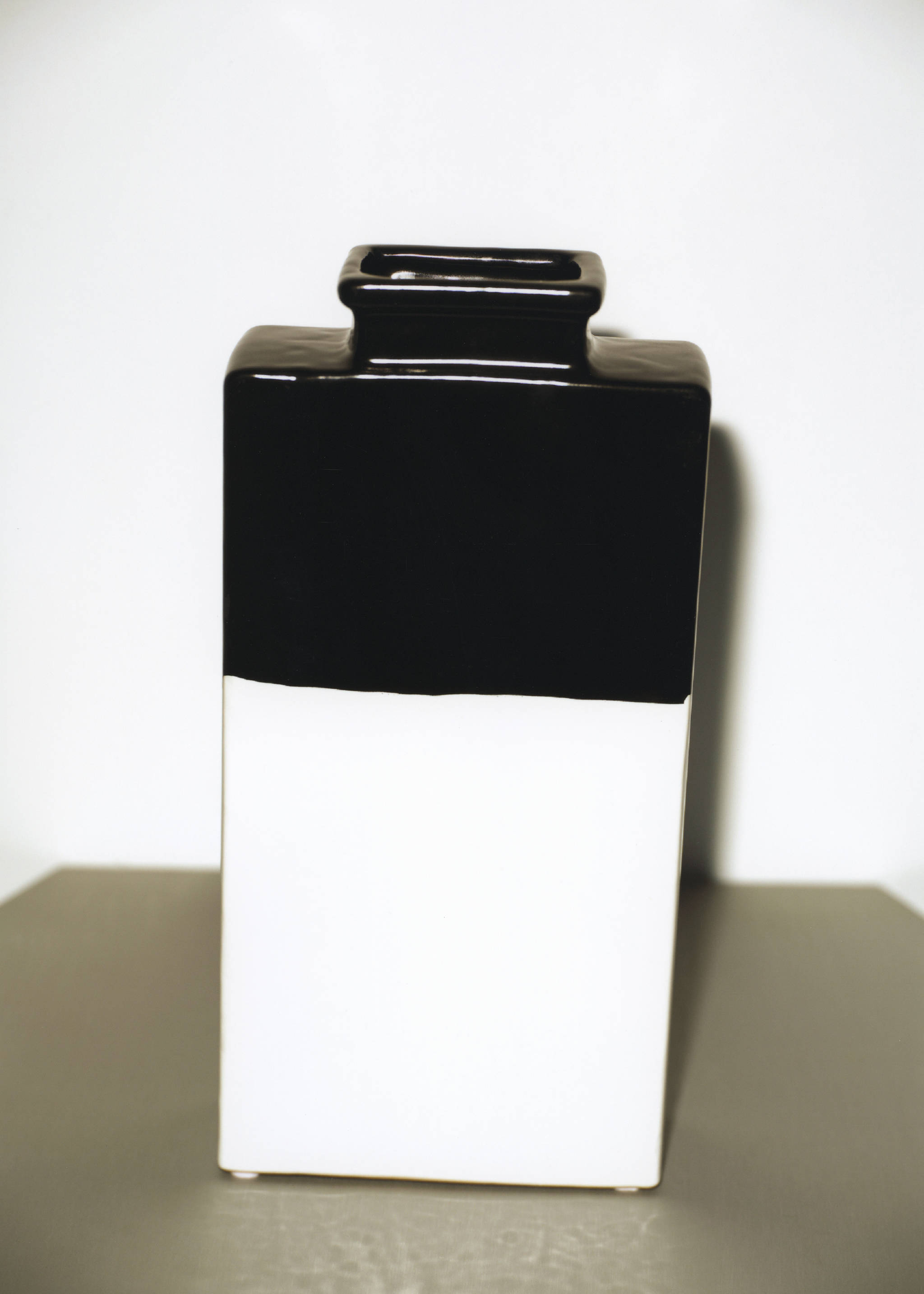 Medelstort tvåfärgat stengodskrus - Detaljer om artikeln 6