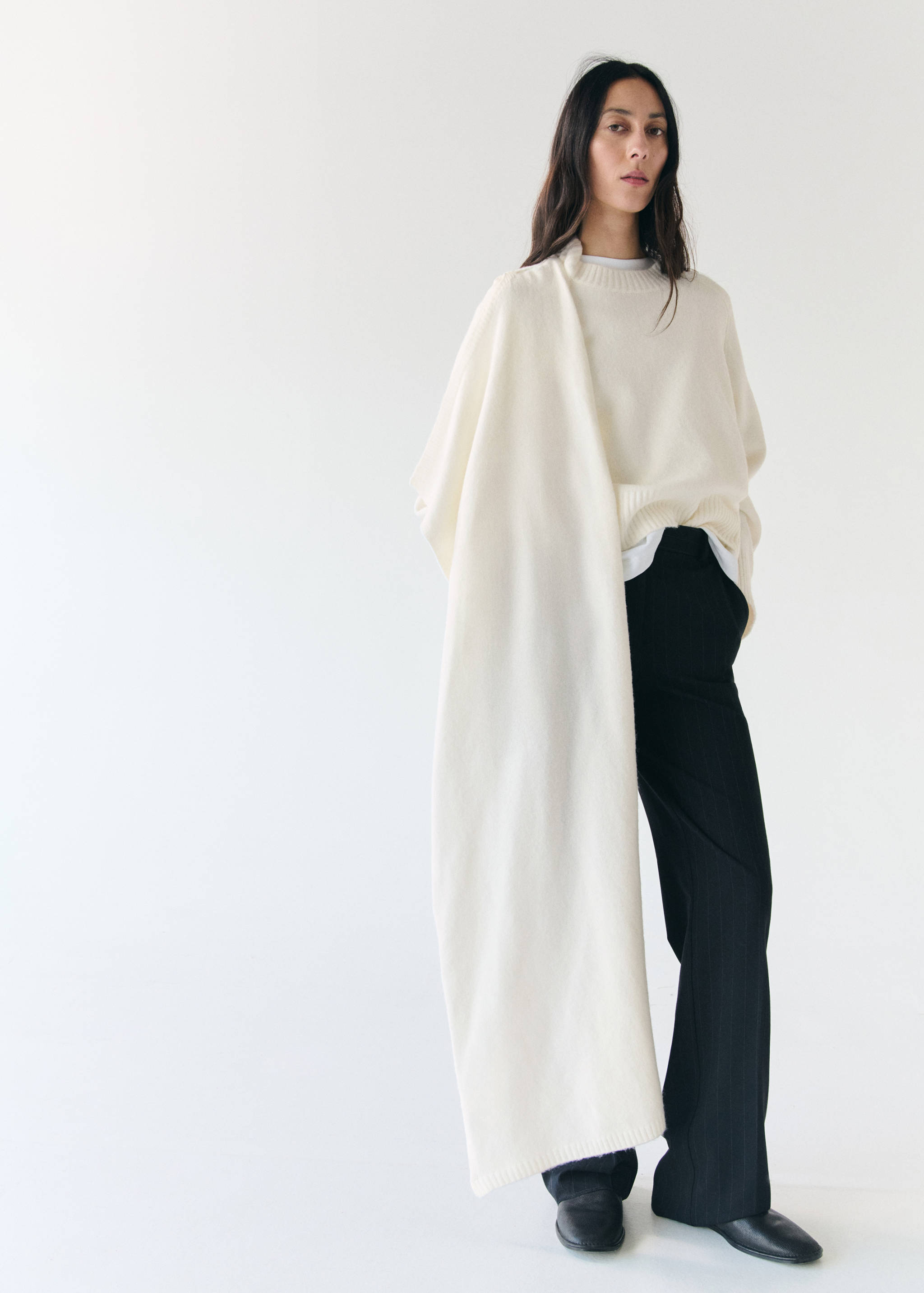 Knitted sweater with scarf - General plane