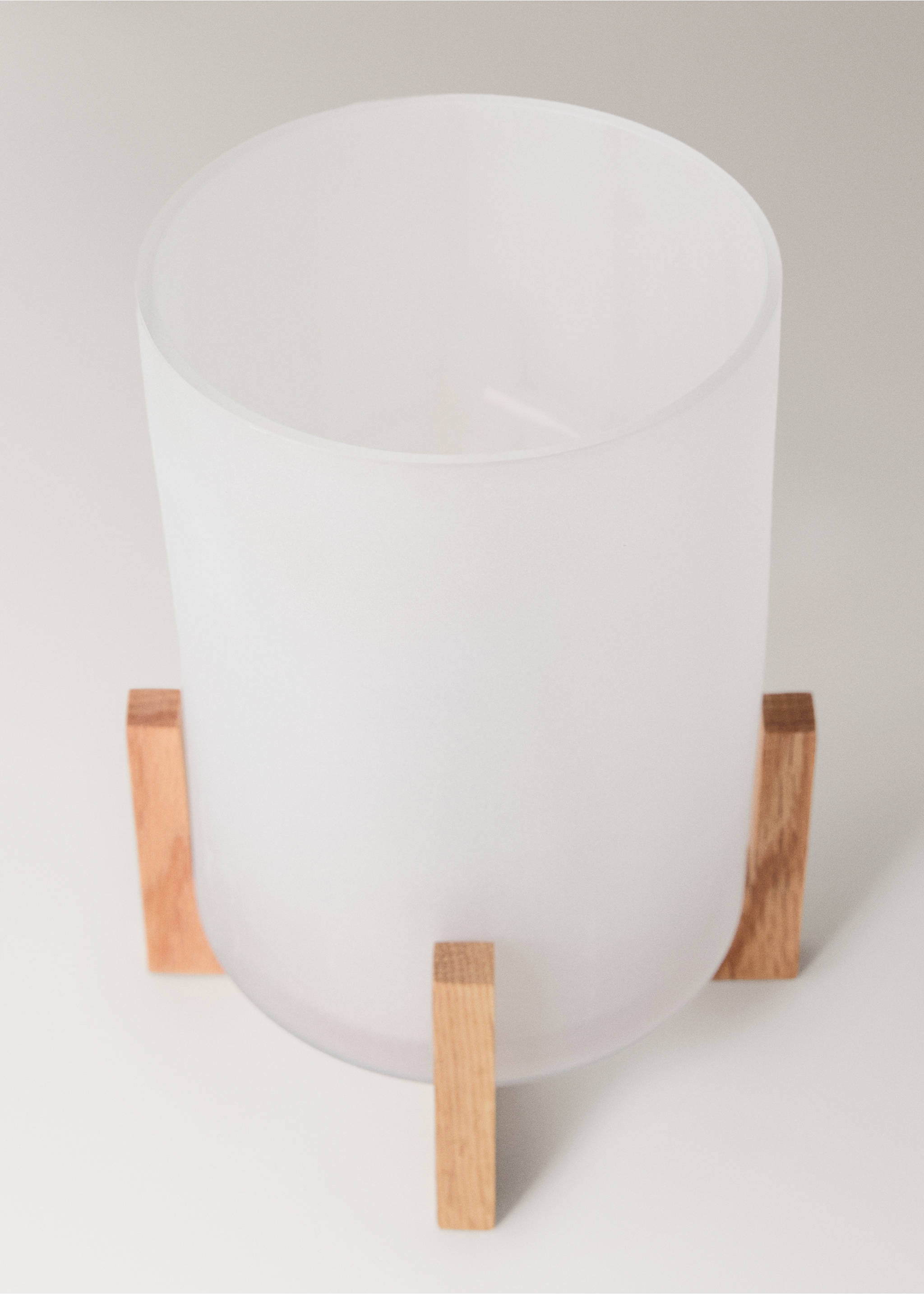 Lav glasslykt med fot av eiketre - Artikkeldetalj 1, Hvit. Ref: 27033307-00.
