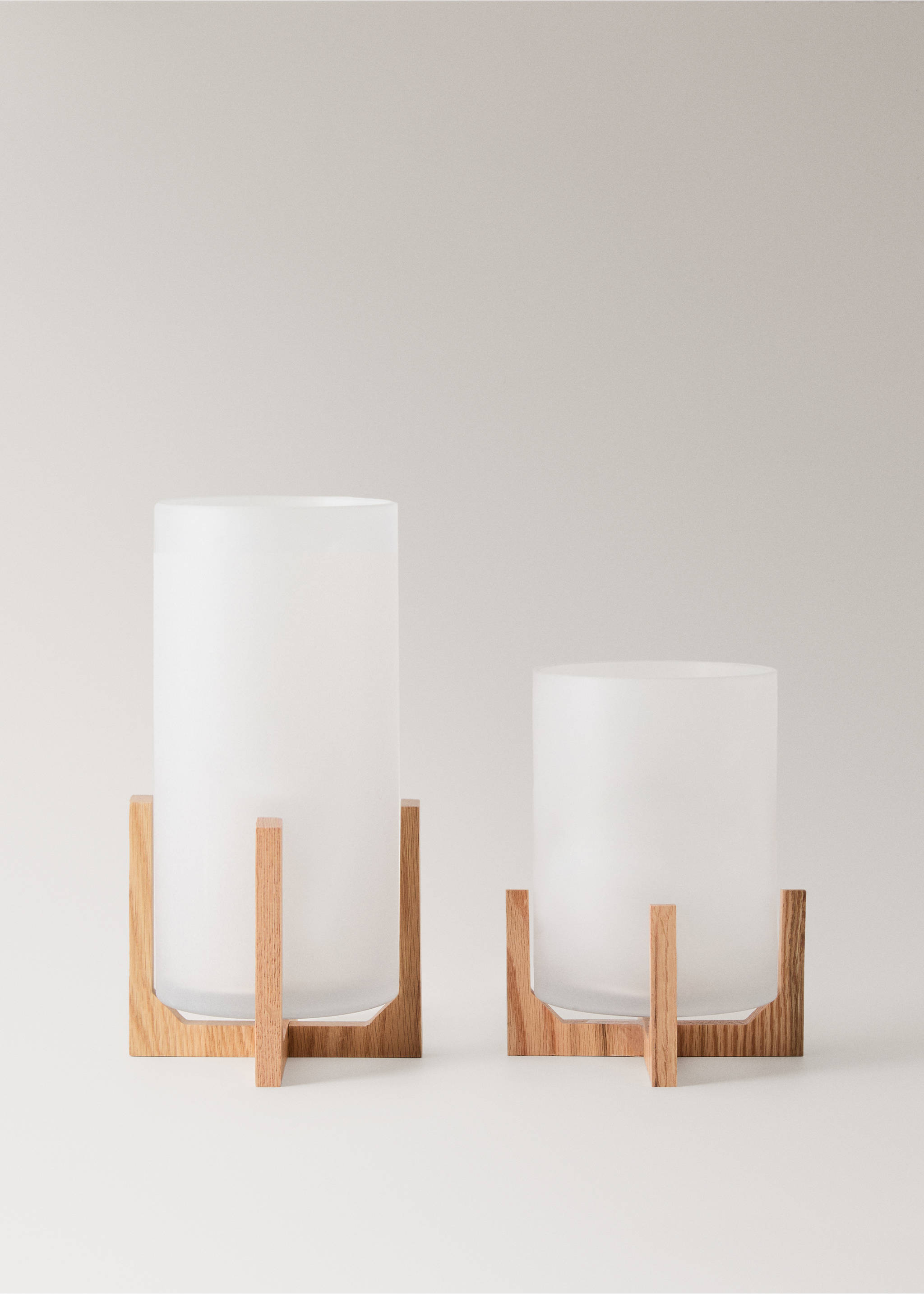 Lav glasslykt med fot av eiketre - Artikkeldetalj 3, Hvit. Ref: 27033307-00.