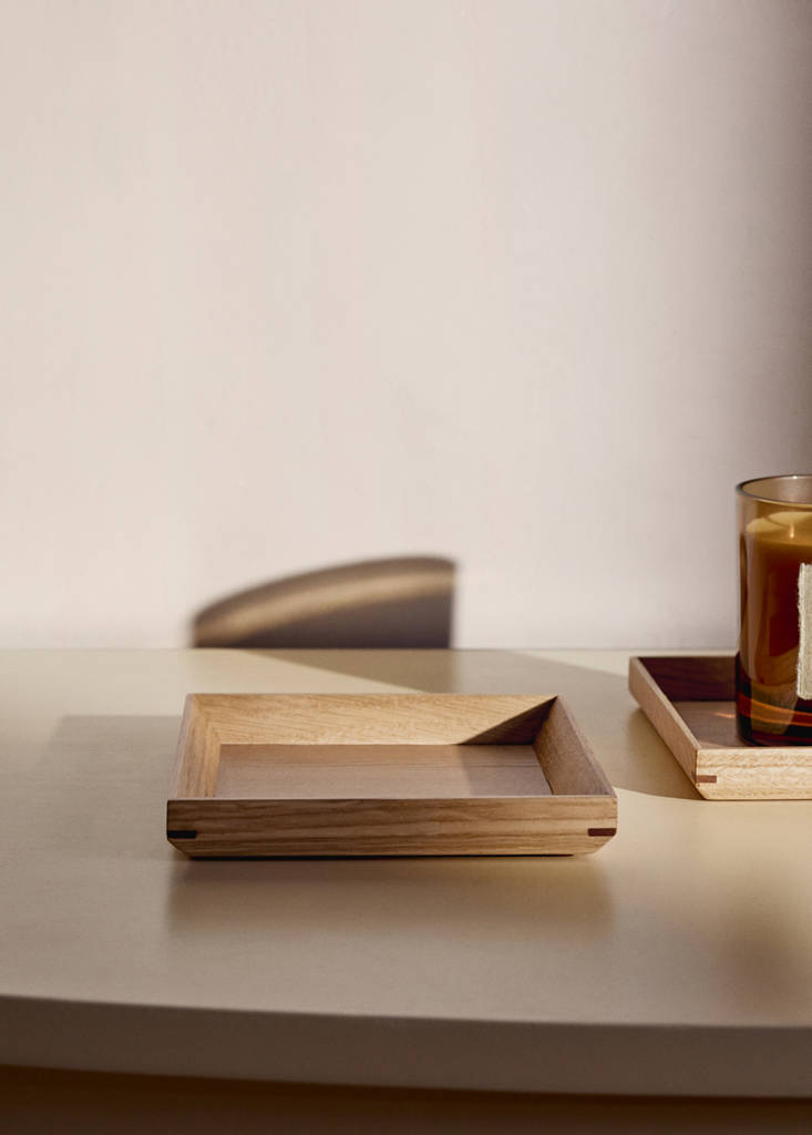 Small rectangular decorative tray in oak wood — Brown