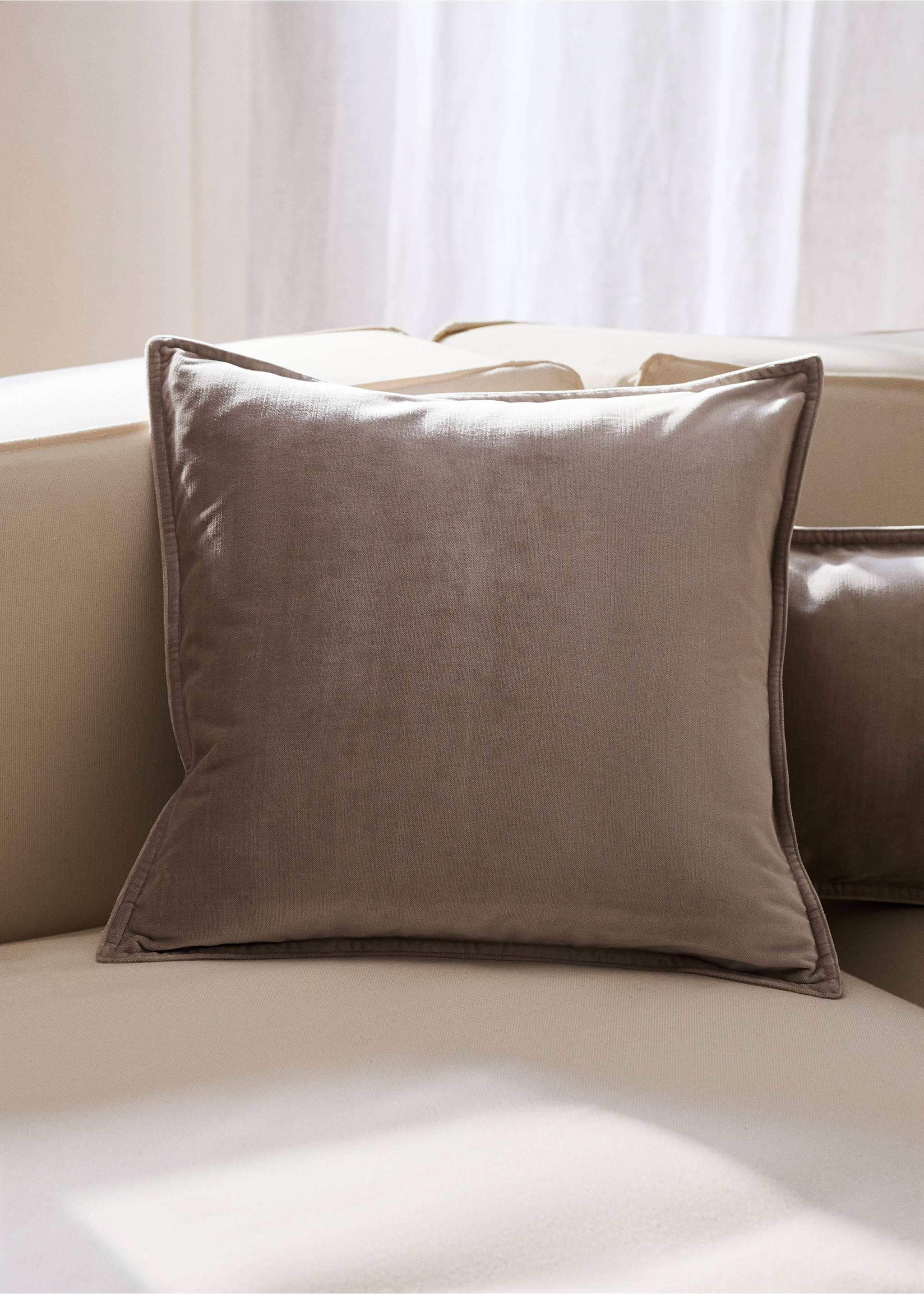 Velvet cushion cover 45x45 cm - General plane, Sand. Ref: 27033313-00.