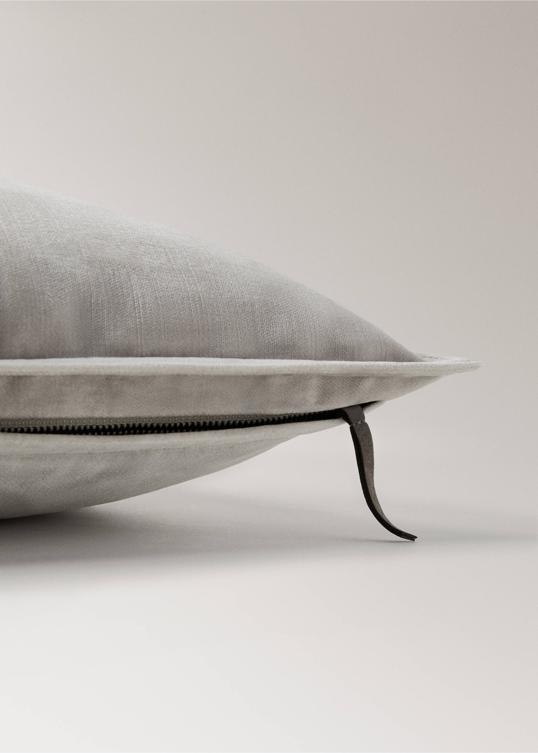 Velvet cushion cover 45x45 cm - Details of the article 2, Sand. Ref: 27033313-00.