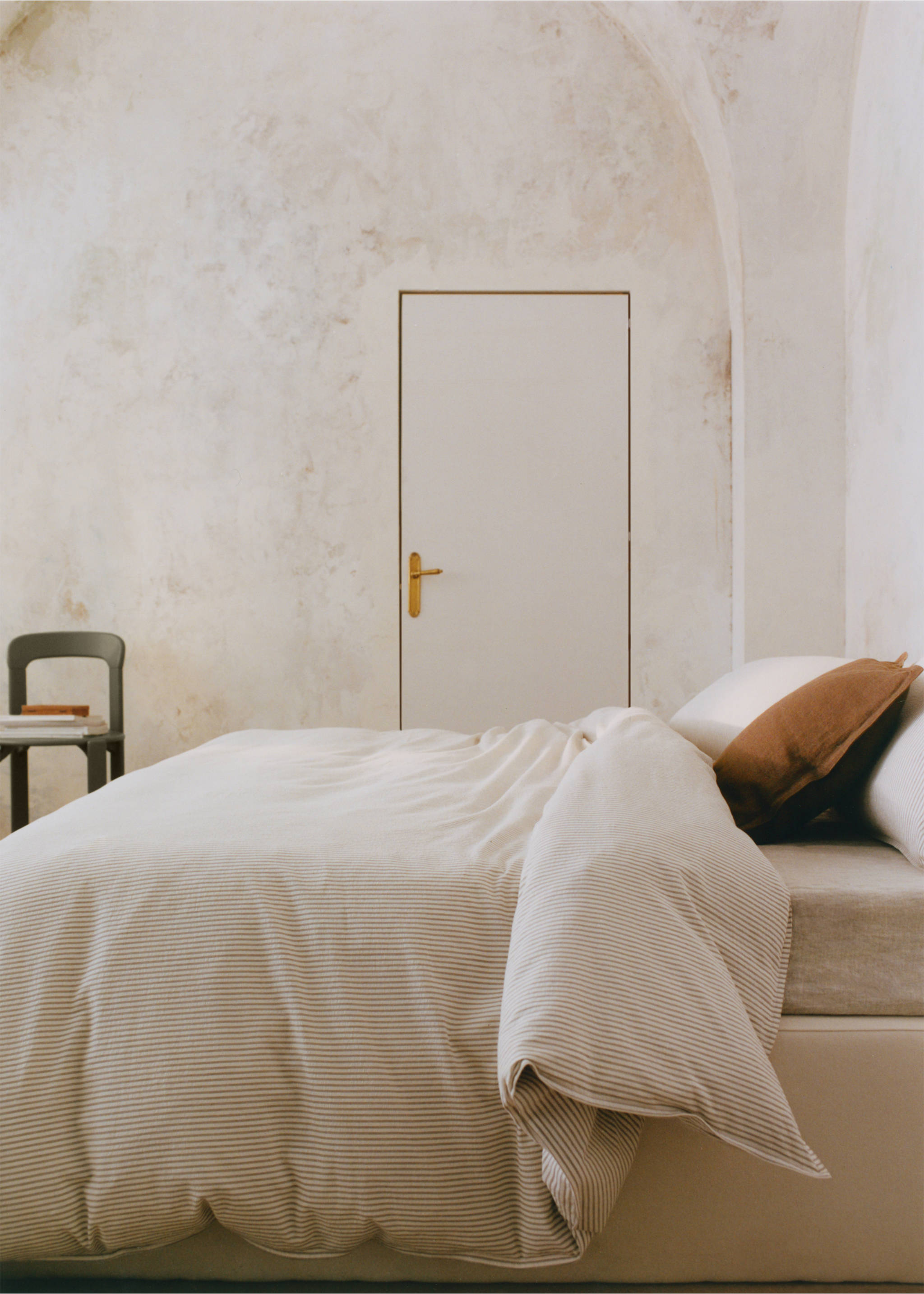 Linen cushion cover with topstitch finish 50x50 cm - Details of the article 6, Orange. Ref: 27033317-00.