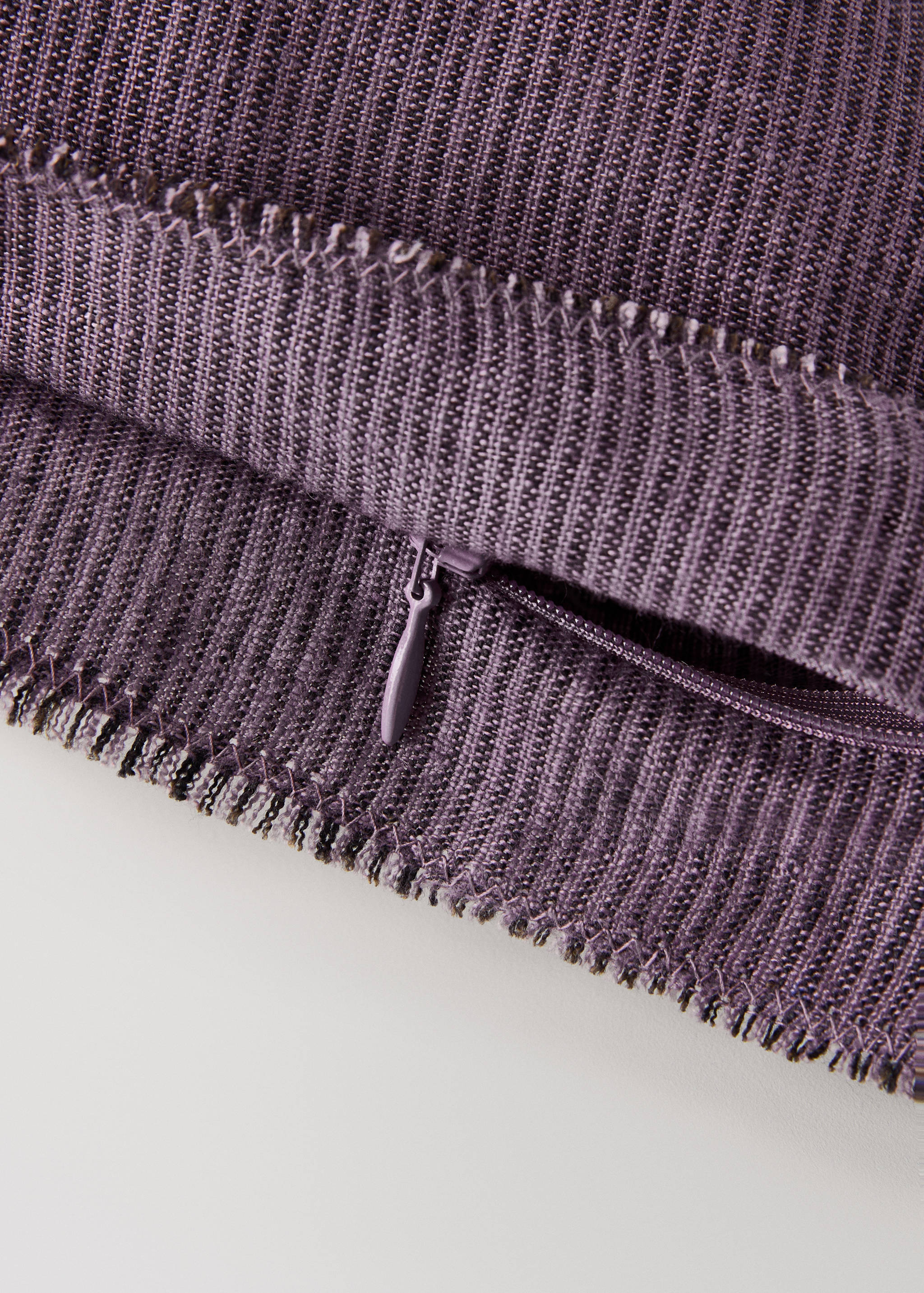 Linen cushion cover with topstitch finish 50x50 cm - Details of the article 2