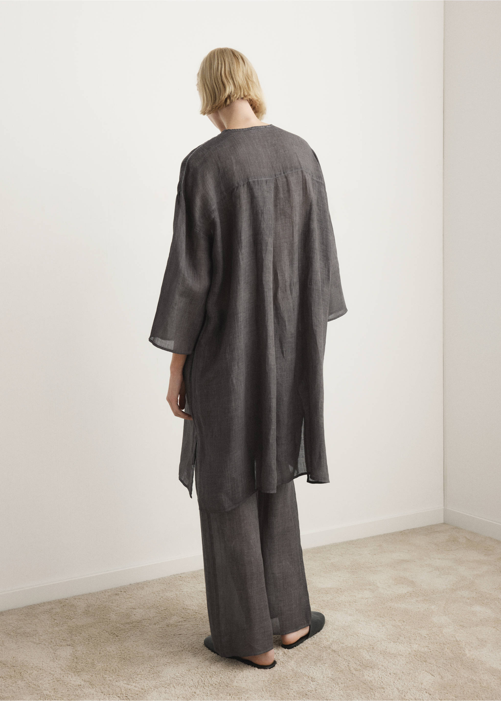 Kaftan i 100% ramie med overdyed effekt - Baksiden av artikkelen, Kull. Ref: 27033321-00.
