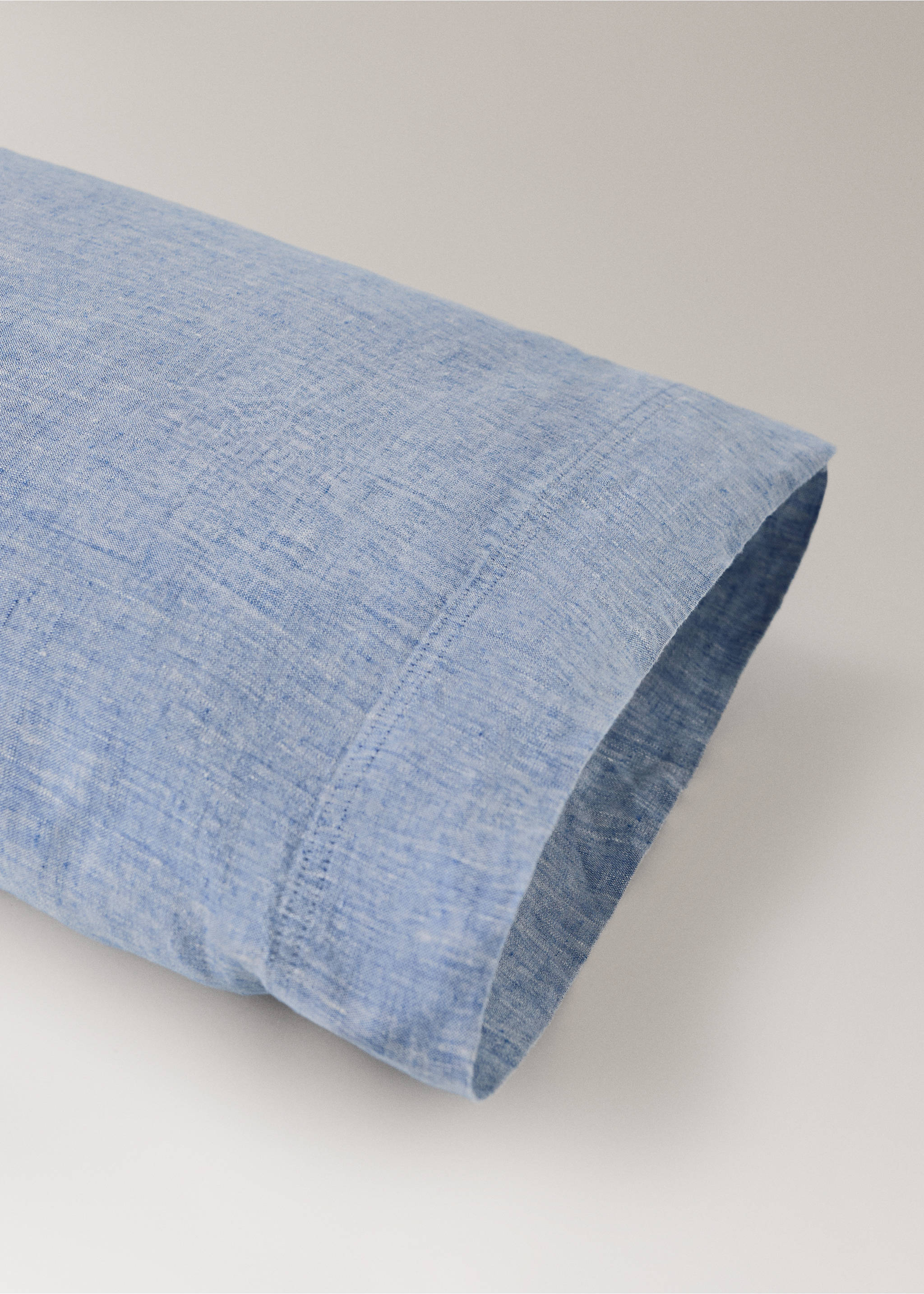 Linen yarn-dyed pillow cover 45x110 cm - Details of the article 2, Blue. Ref: 27033736-00.