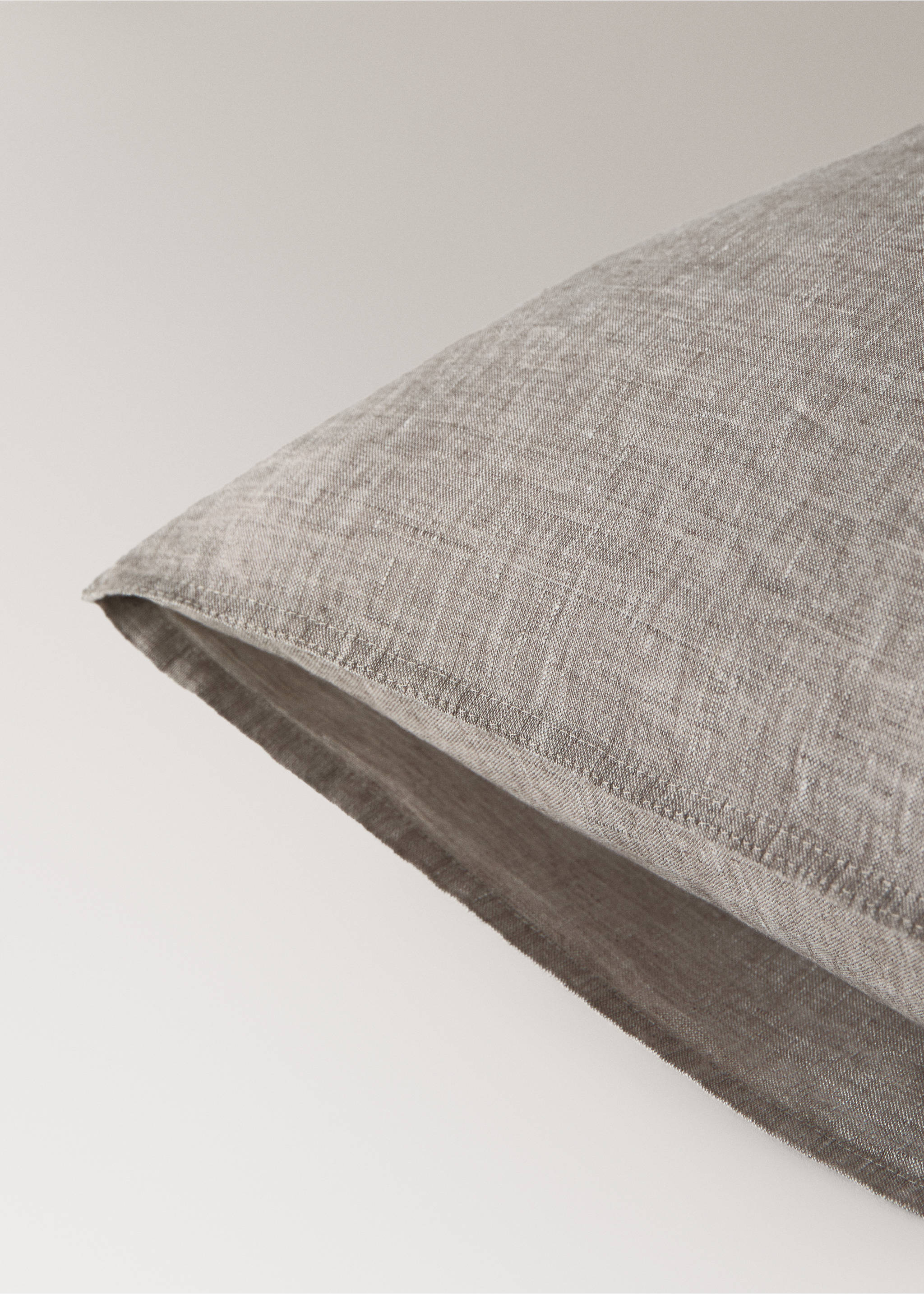 Linen yarn-dyed pillowcase 50x75 cm - Details of the article 2, Tobacco Brown. Ref: 27033737-00.