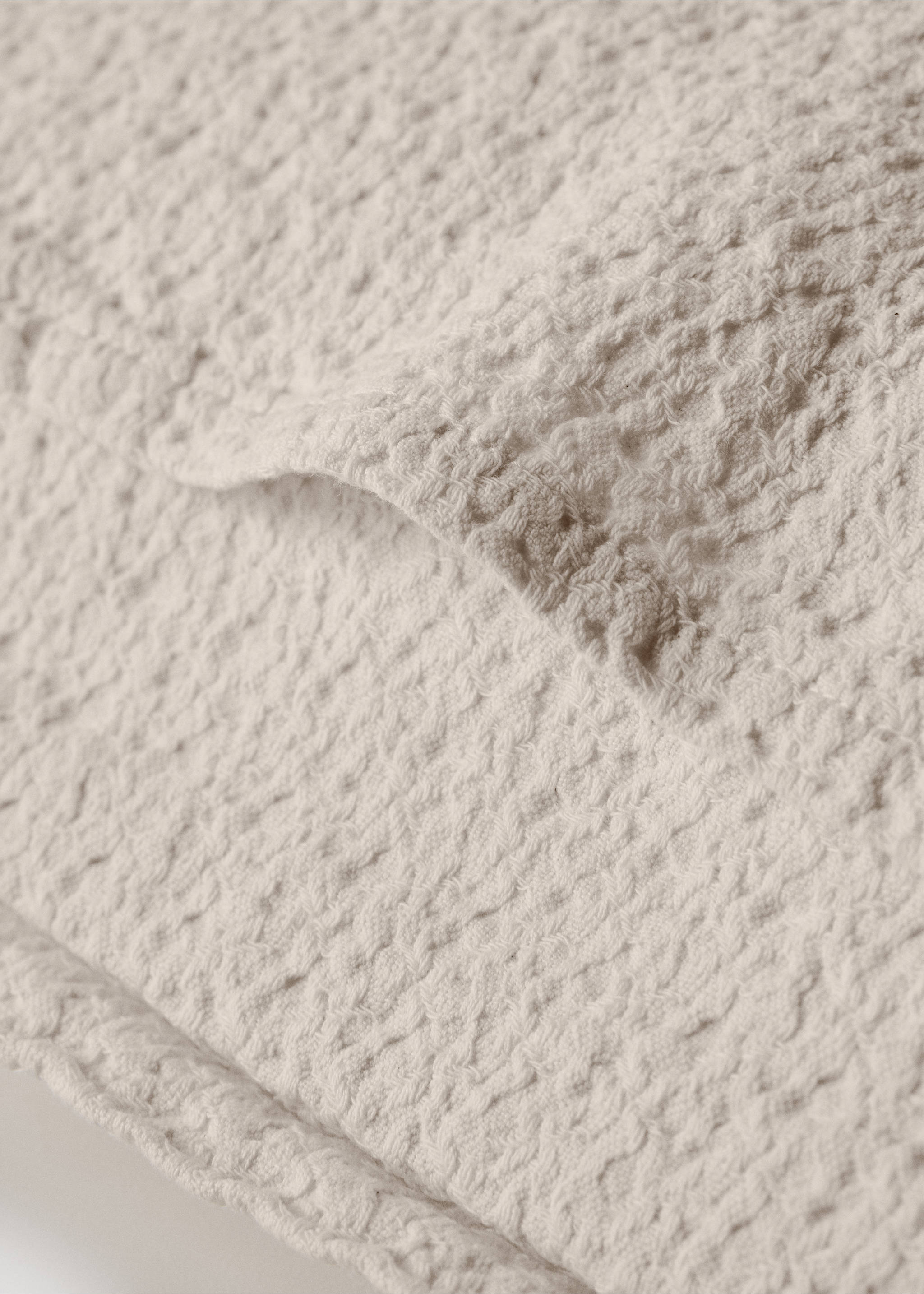 Cotton bed cushion cover with fine texture garment dye 50x50 cm - Details of the article 2, Vanilla. Ref: 27033743-00.