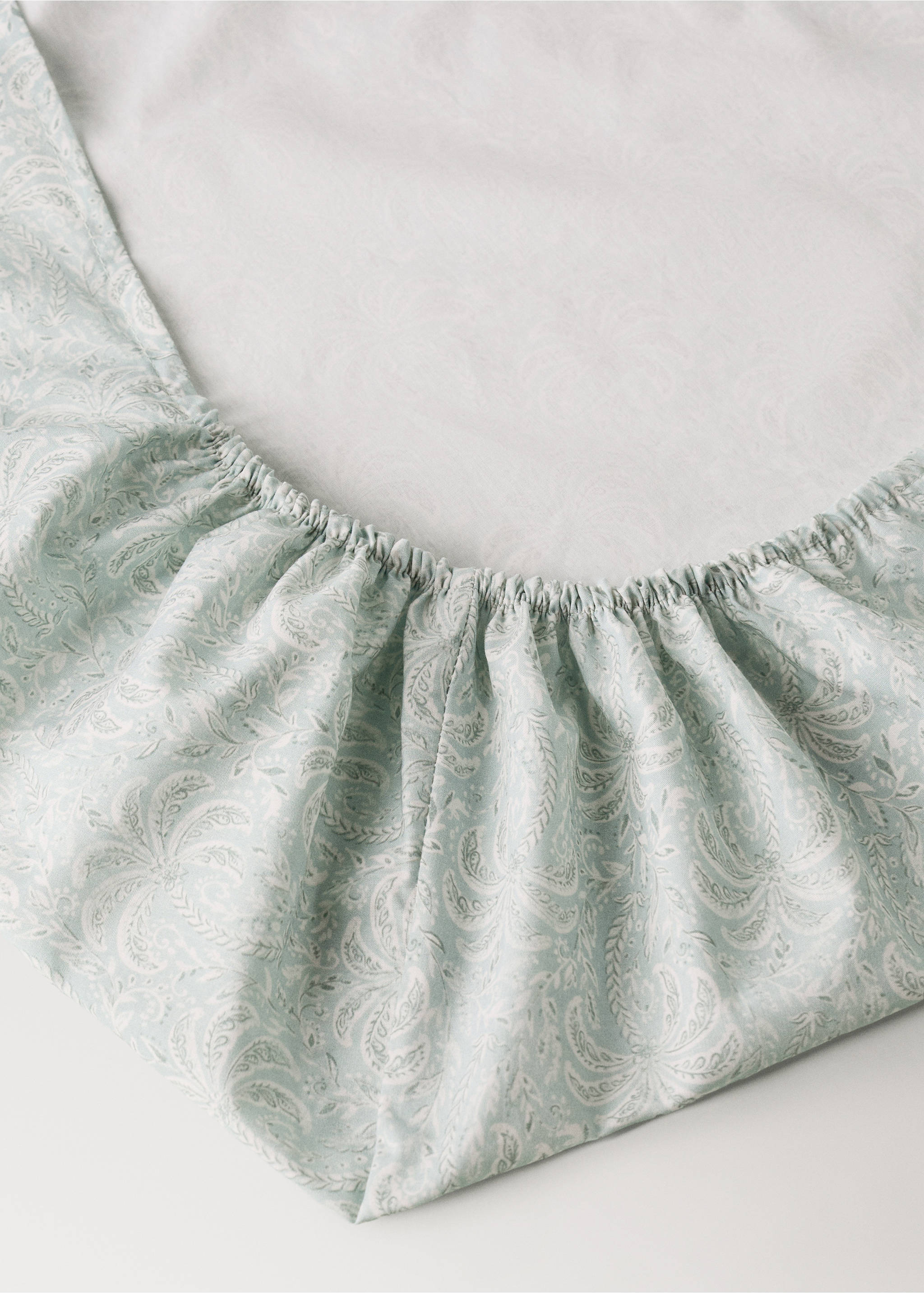 Cotton percale crib fitted sheet with palm trees - Details of the article 1, Pastel Green. Ref: 27034065-00.