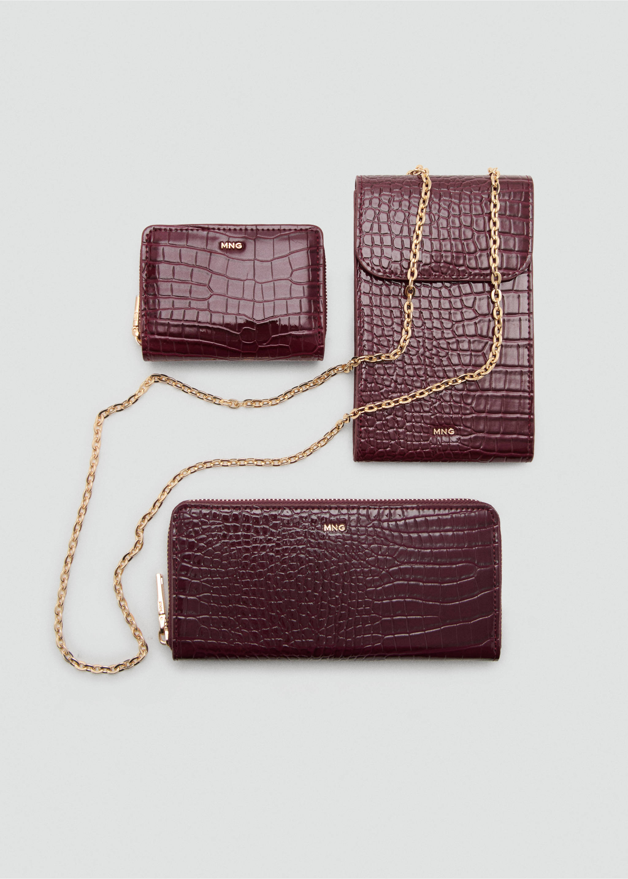 Medium glossy croc wallet - Details of the article 2, Burgundy. Ref: 27034077-00.
