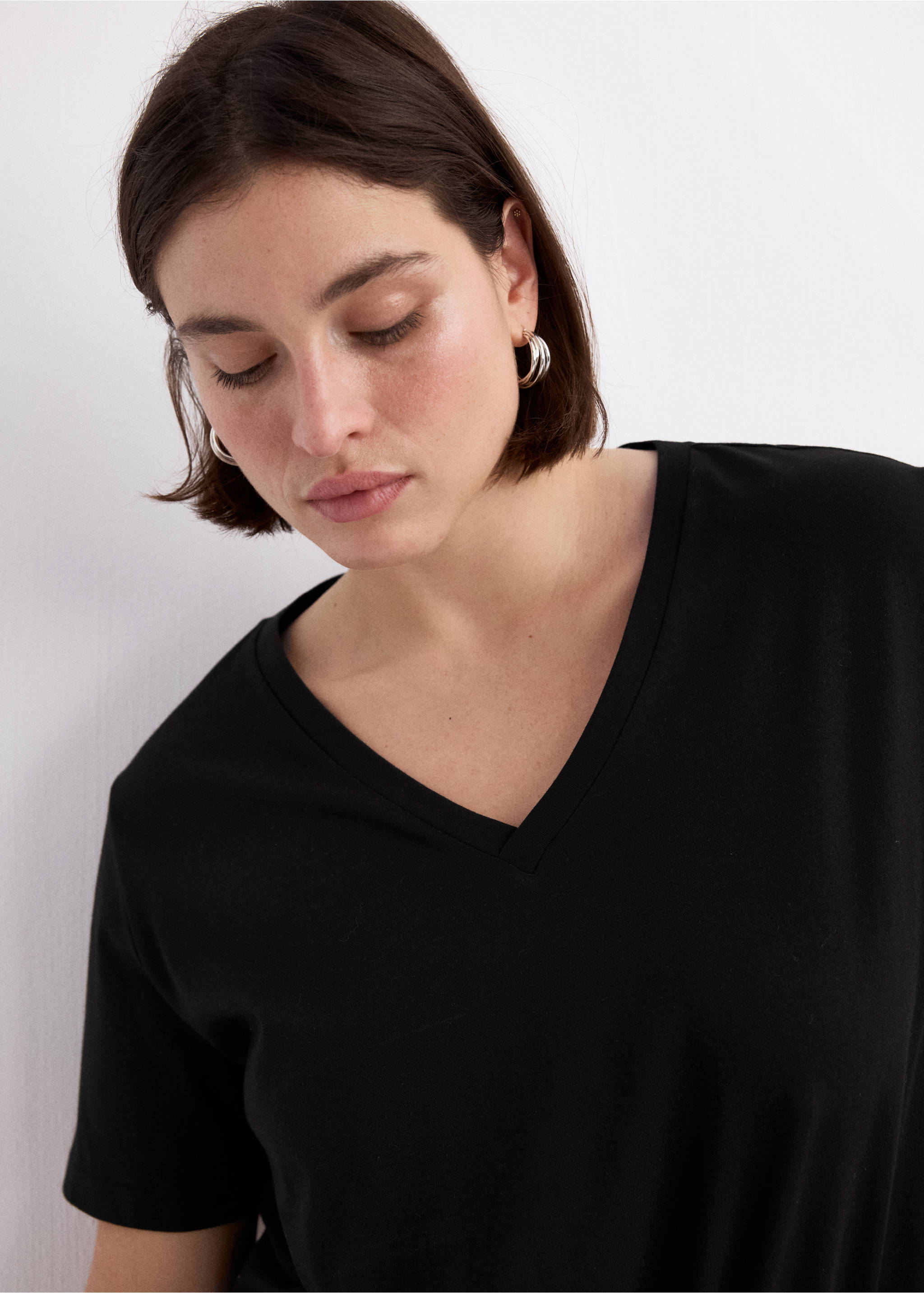 V-neck cotton T-shirt - Details of the article 5, Black. Ref: 27034091-00.