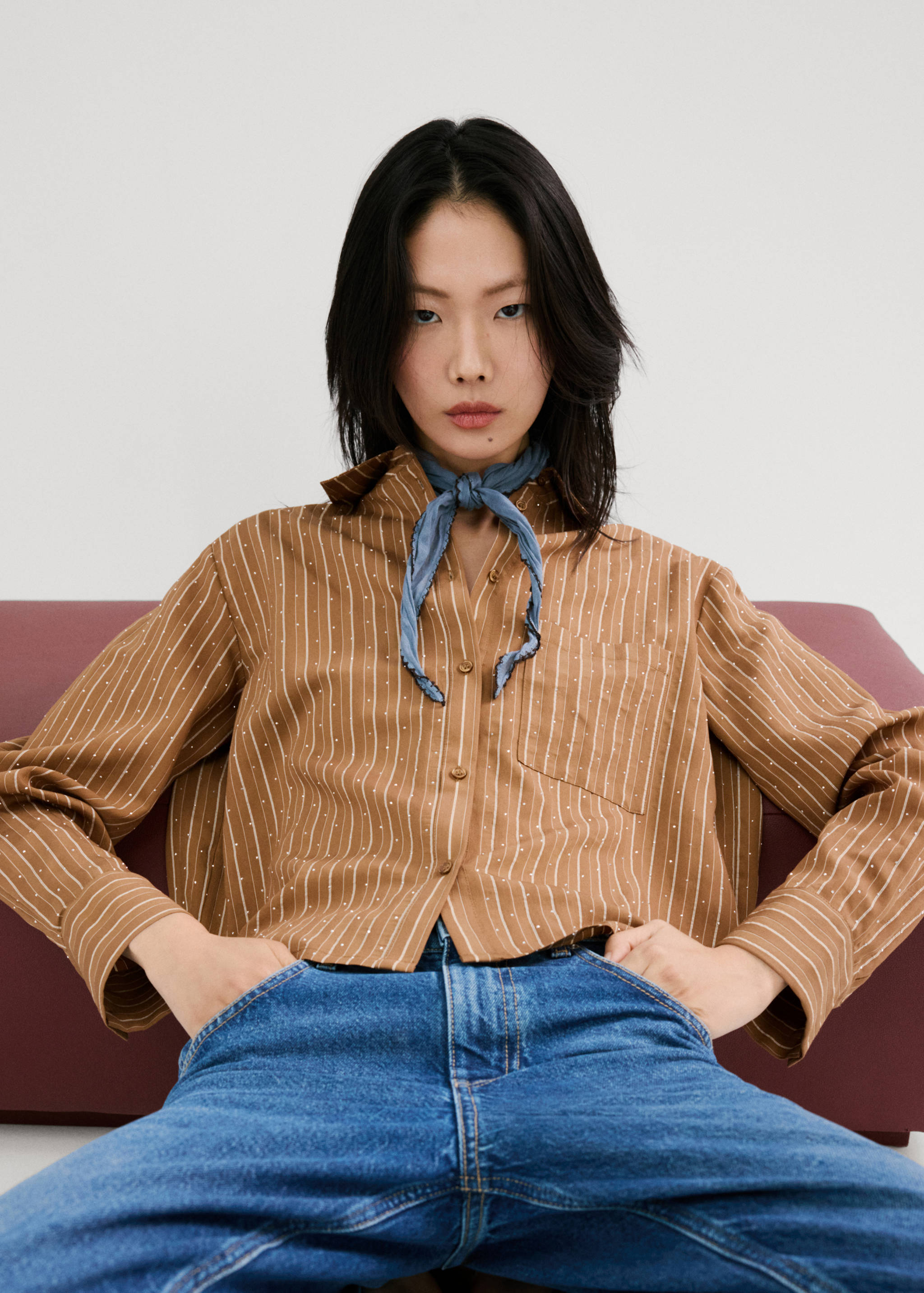 Рубашка в полоску со стразами - Средний план