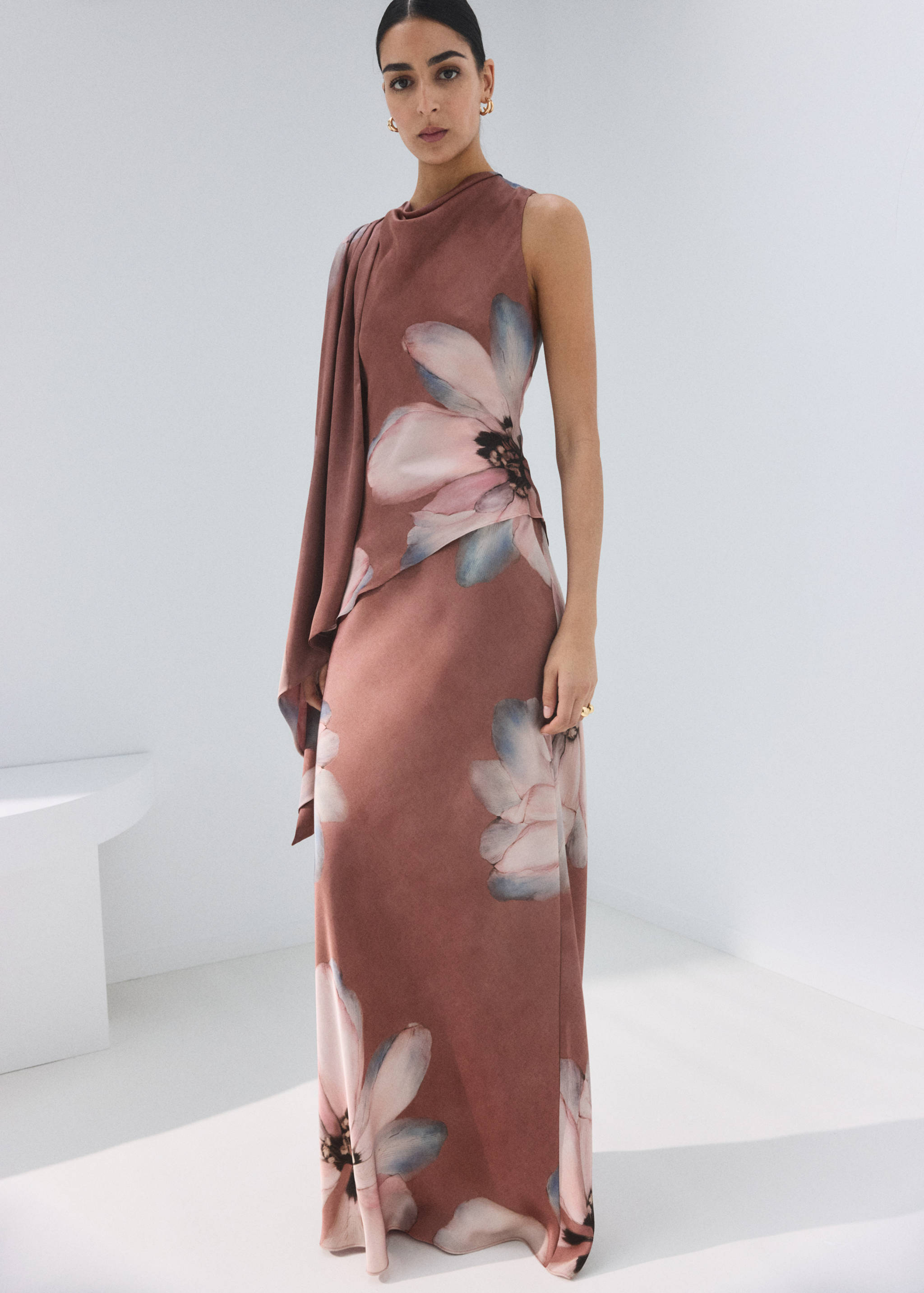 Blusa flores cuello fruncido - Plano general