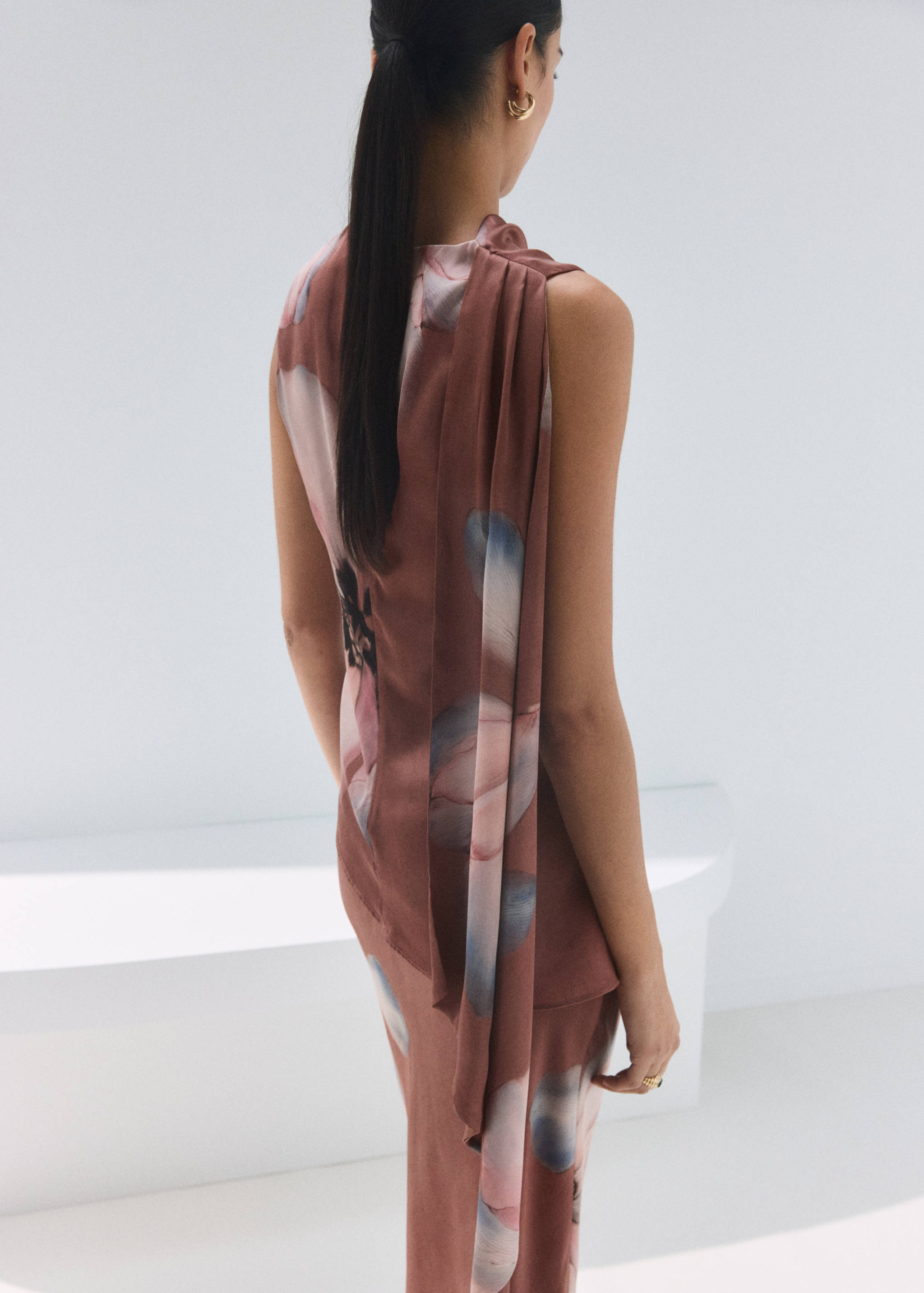 Blusa flores cuello fruncido - Reverso del artículo