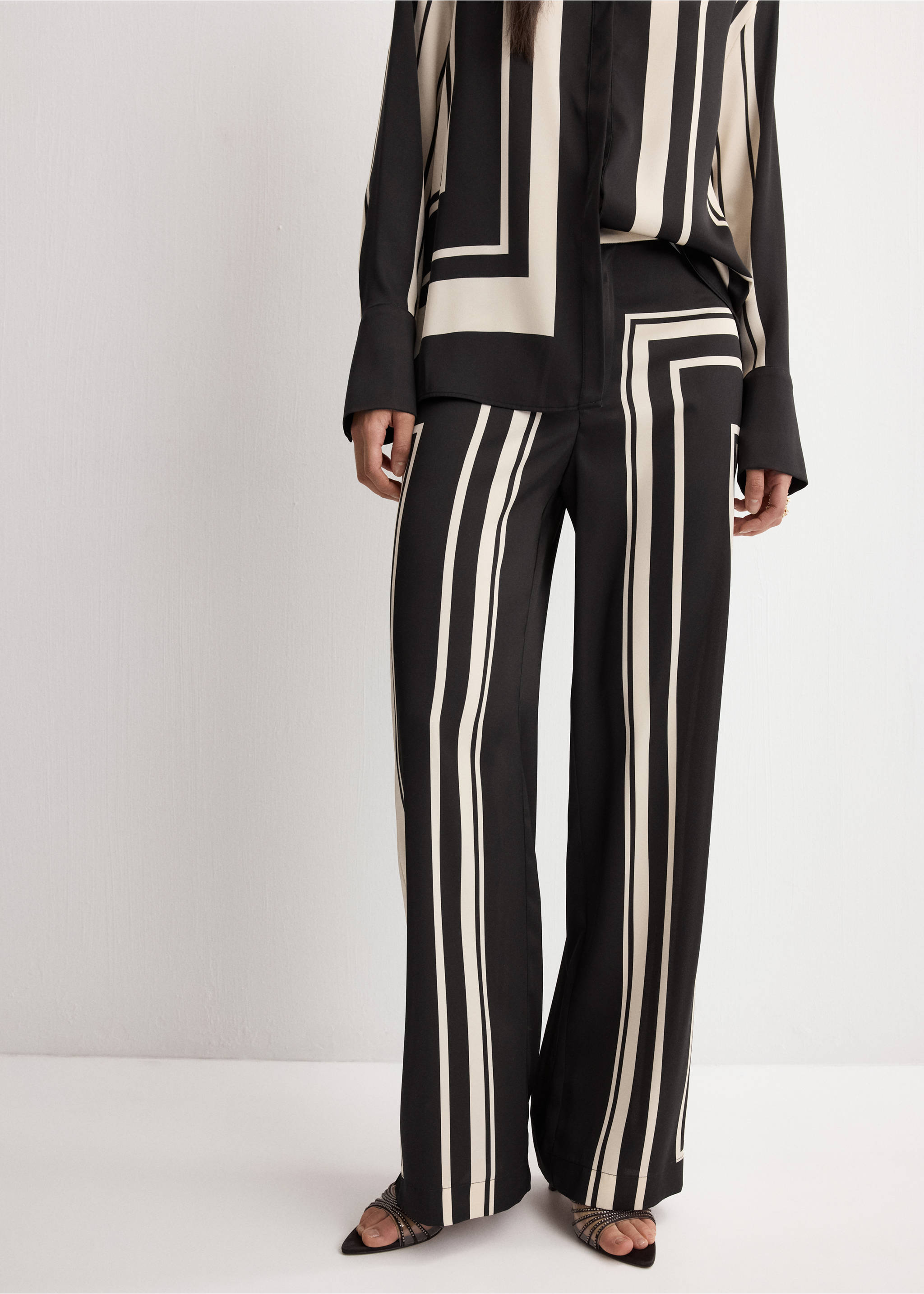 Satin printed trousers - Medium plane, Black. Ref: 27034097-00.