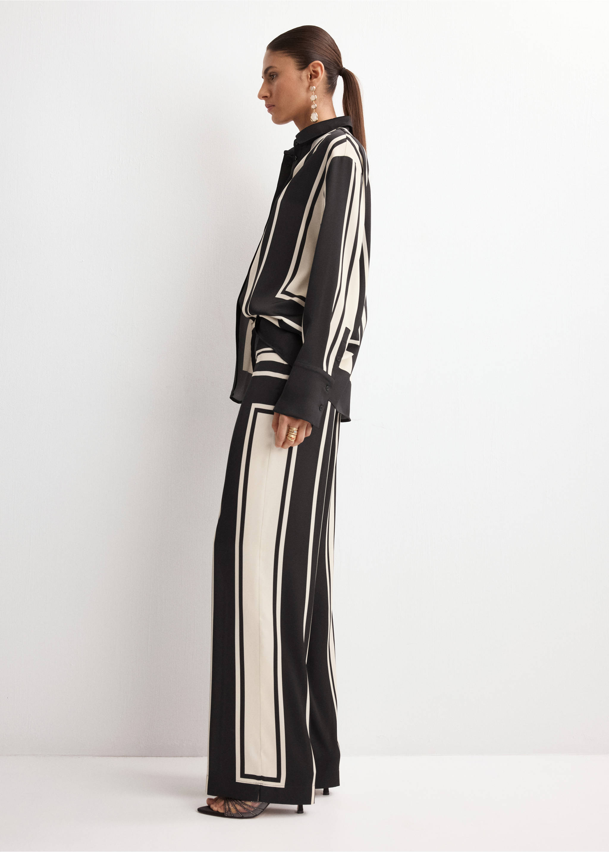 Satin printed trousers - Details of the article 1, Black. Ref: 27034097-00.