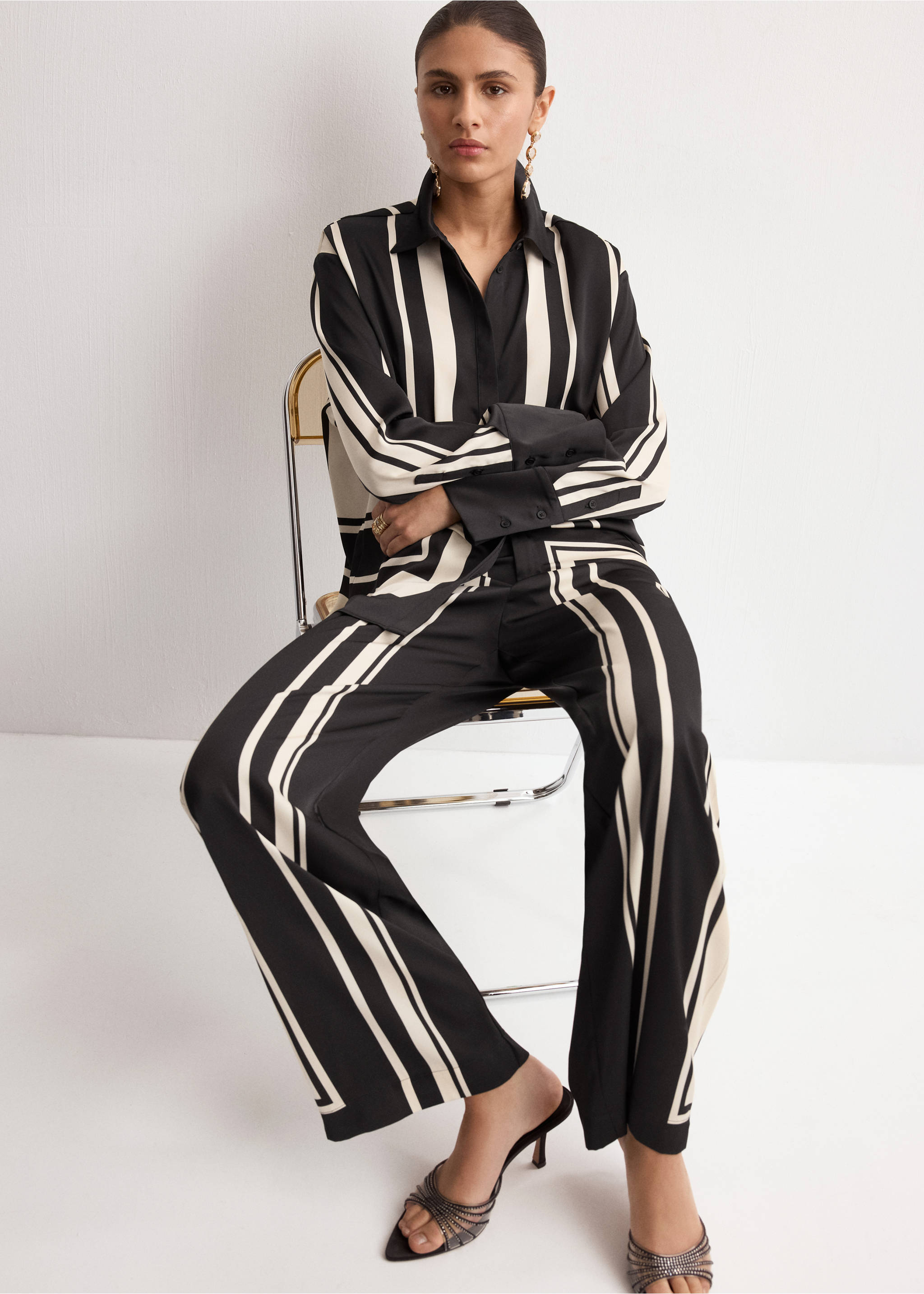 Satin printed trousers - Details of the article 2, Black. Ref: 27034097-00.
