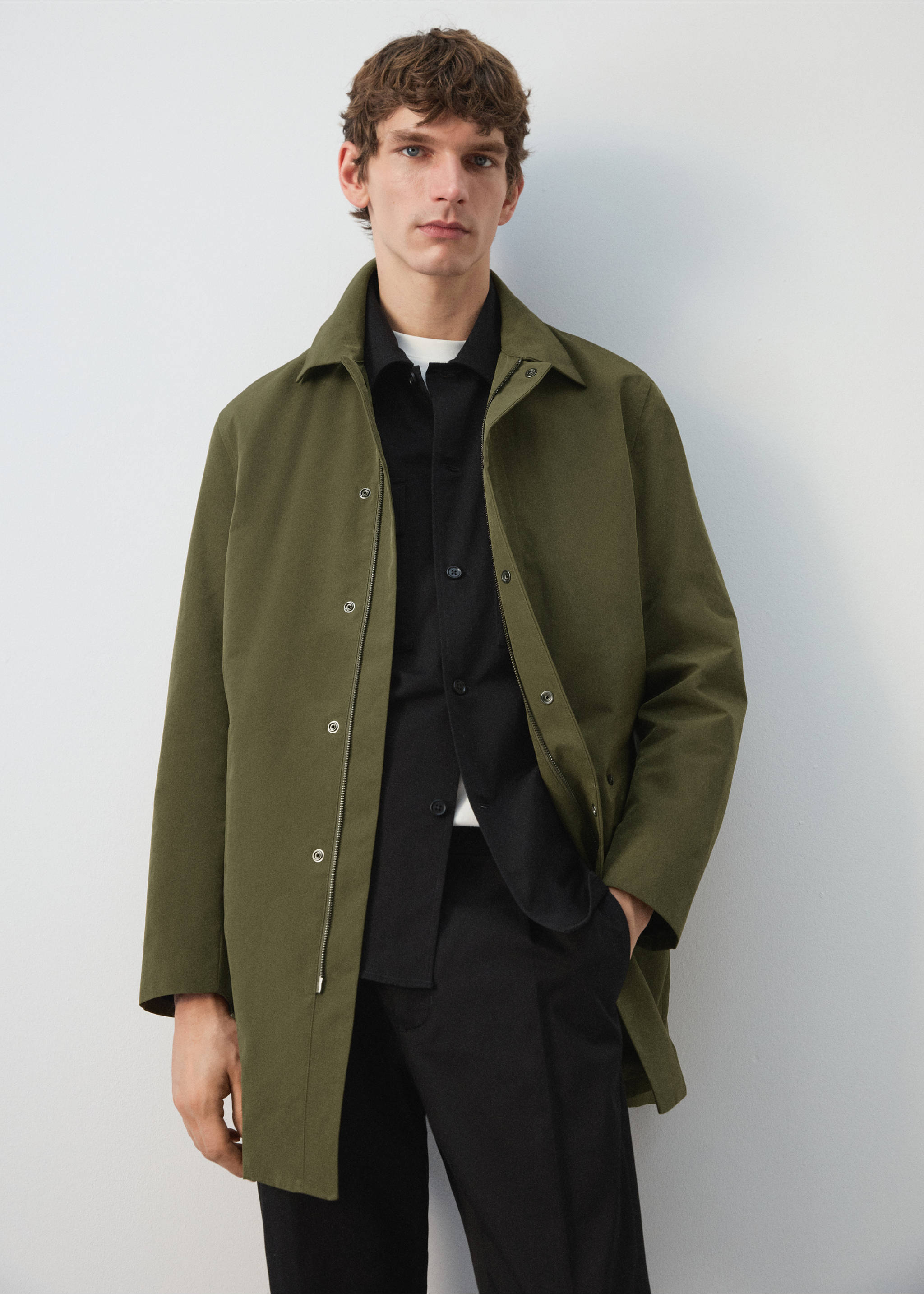 Water-repellent parka with removable hood - Details of the article 3, Olive Green. Ref: 27034409-00.