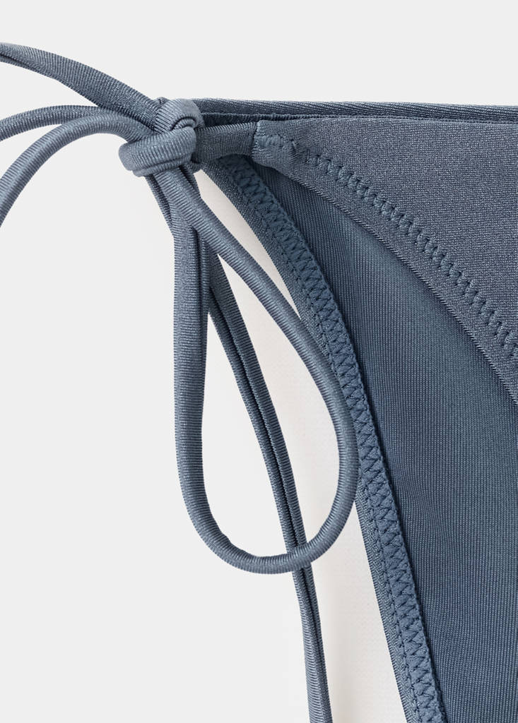 Klassischer Bikini-Slip mit Schleifen — Blau