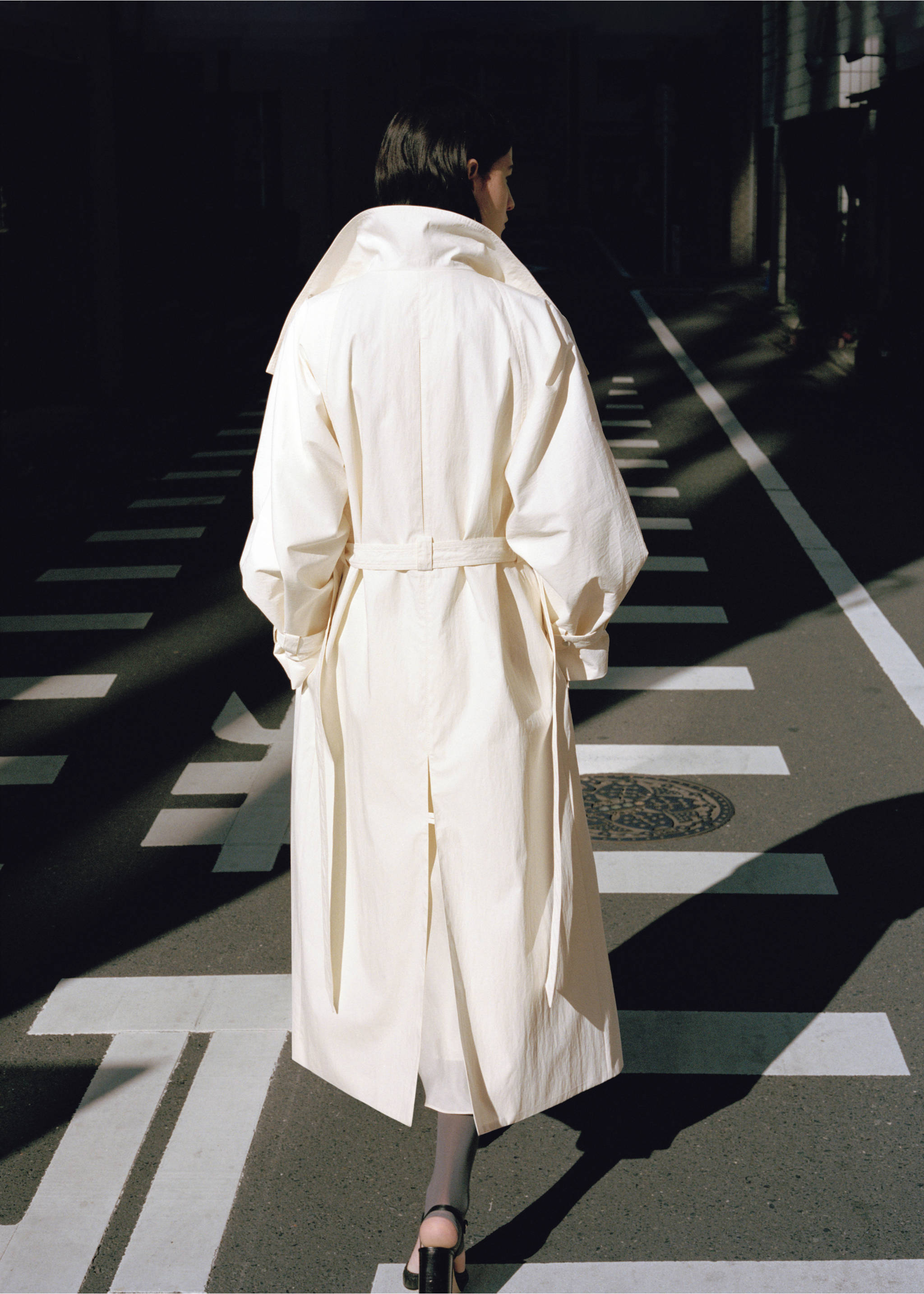 Oversized funnel neck trench with belt - Reverse of the article, Ecru. Ref: 27034445-00.