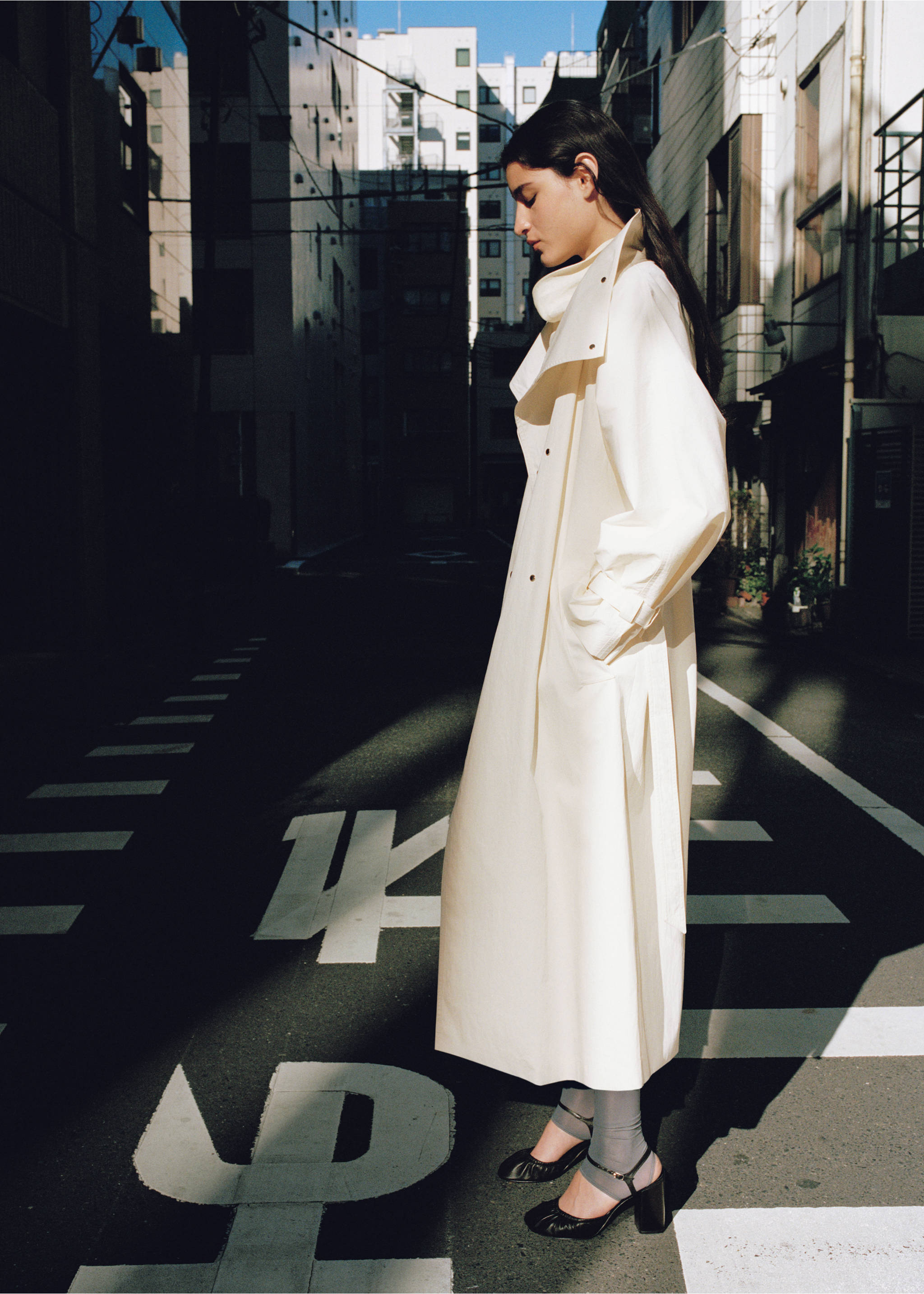 Oversized funnel neck trench with belt - Details of the article 6, Ecru. Ref: 27034445-00.