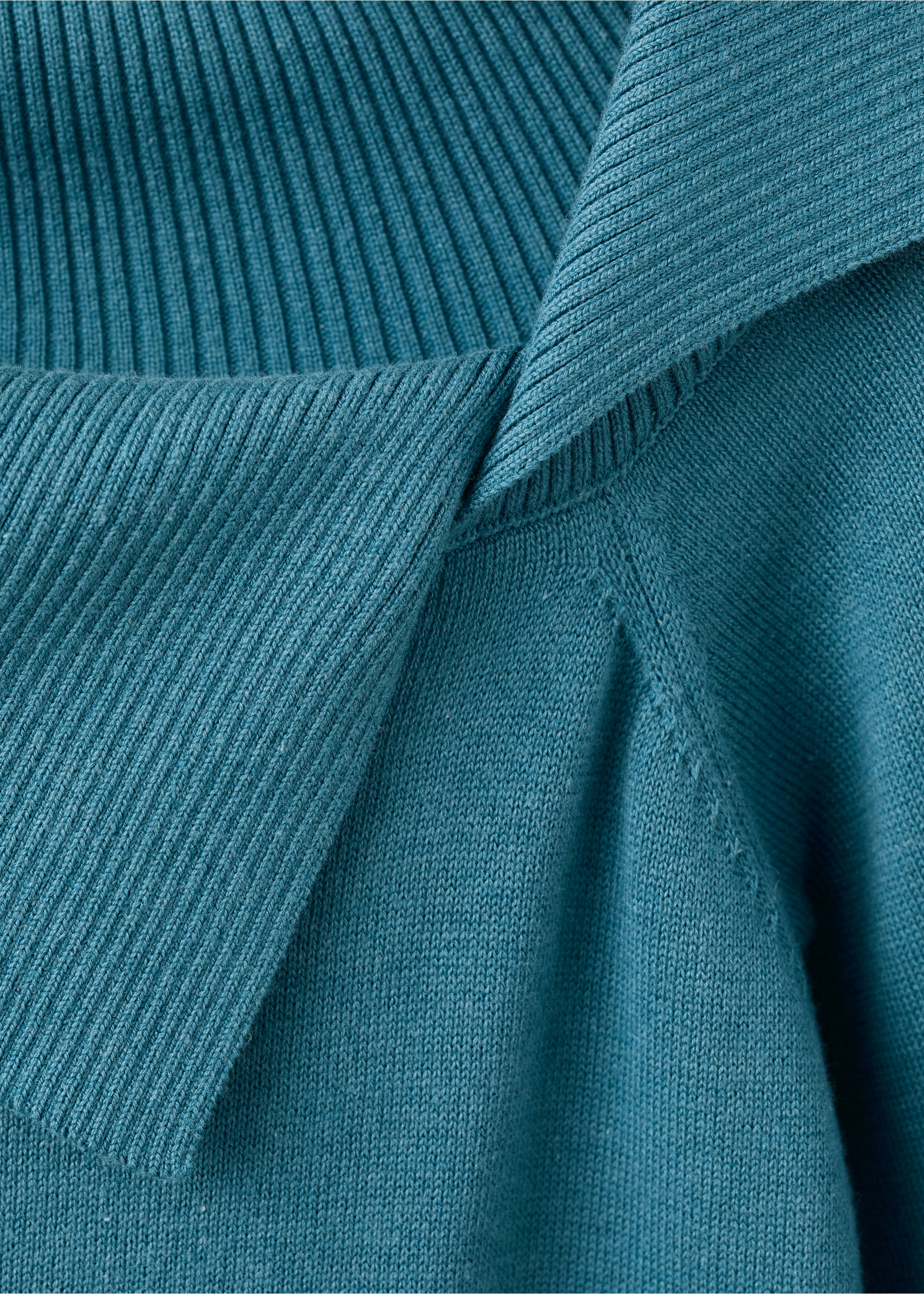 Strickpullover mit asymmetrischem Halsausschnitt - Detail des Artikels 8, Petrolblau. Ref: 27034773-00.