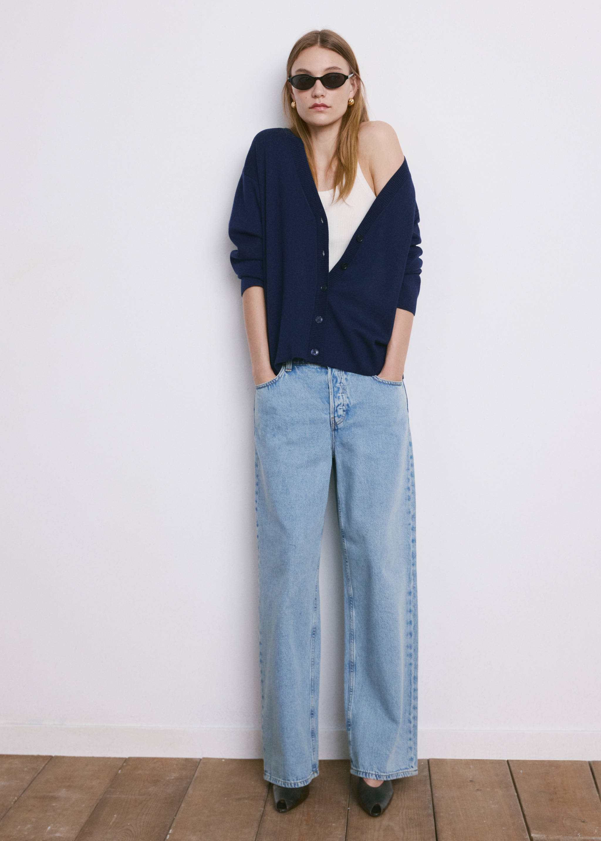 V-neck knitted cardigan - General plane