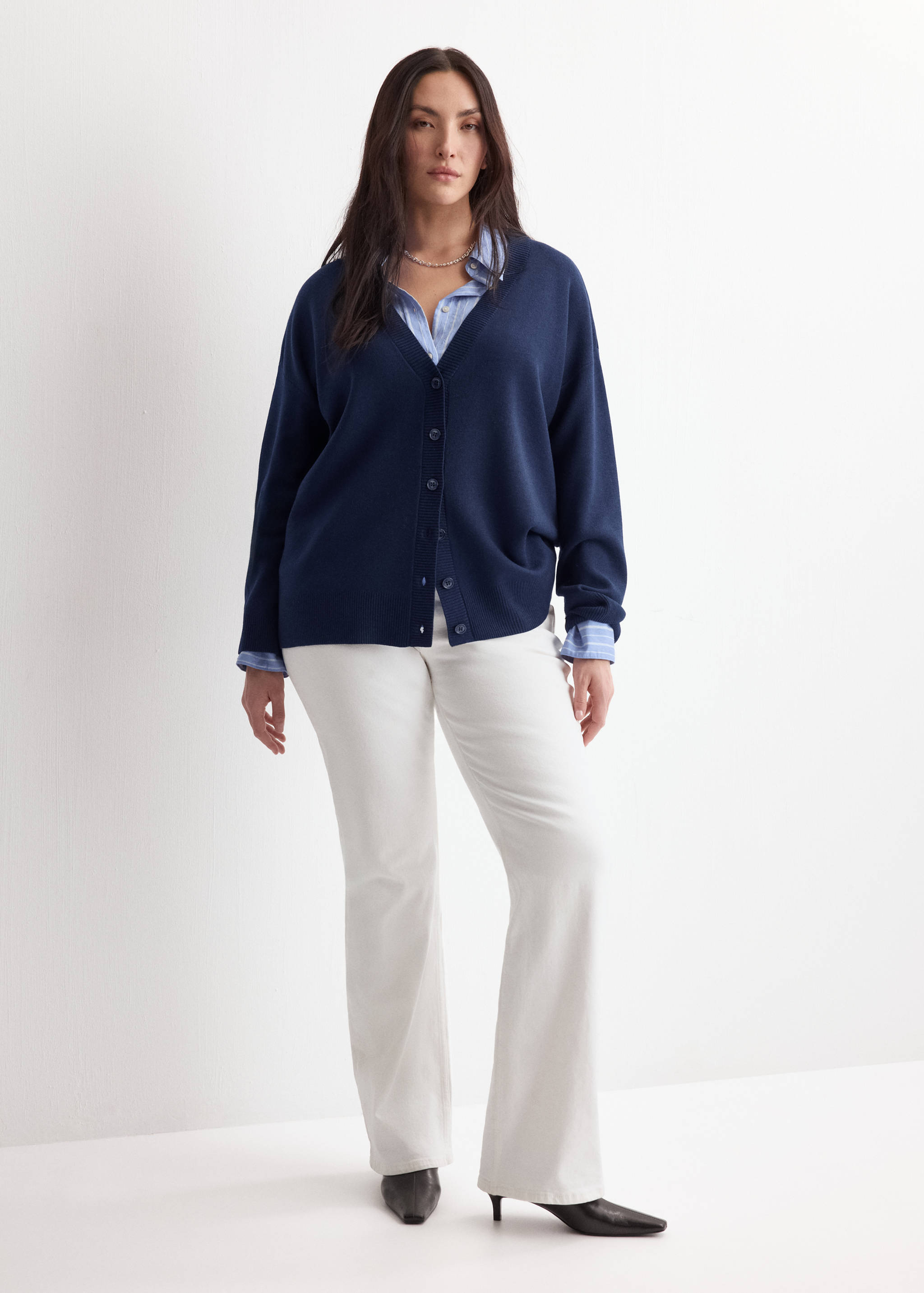 V-neck knitted cardigan - Details of the article 3