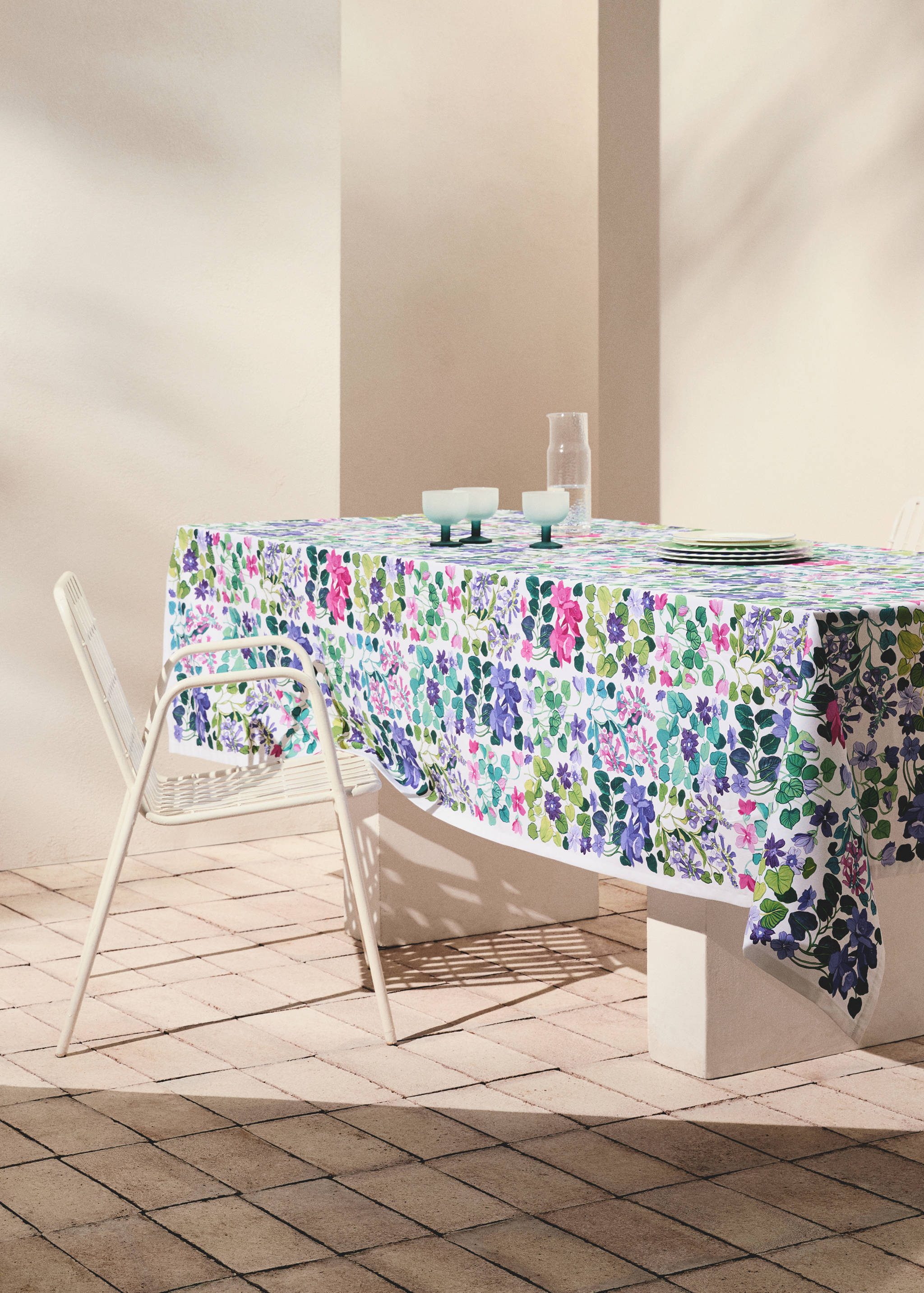 Cotton tablecloth with floral print, suitable for 6 to 8 people - General plane