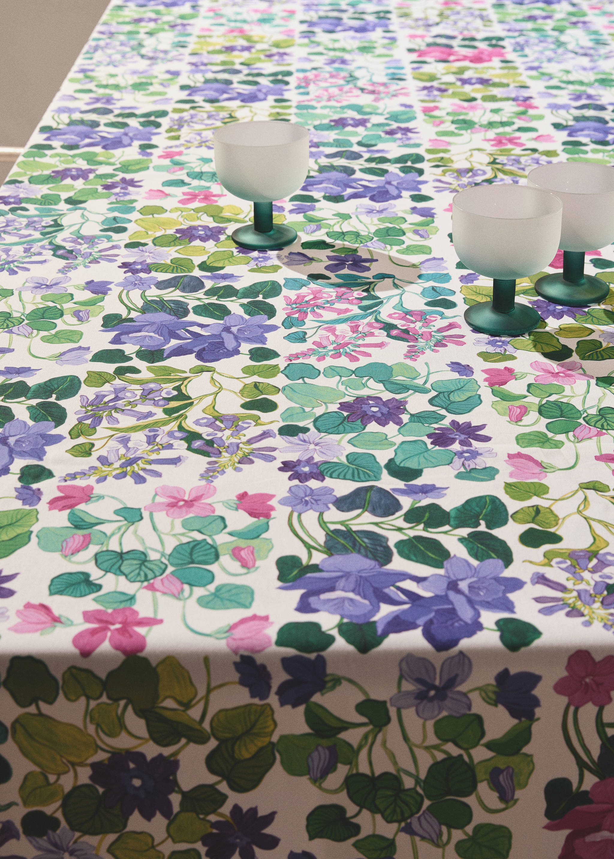 Cotton tablecloth with floral print, suitable for 6 to 8 people - Details of the article 7