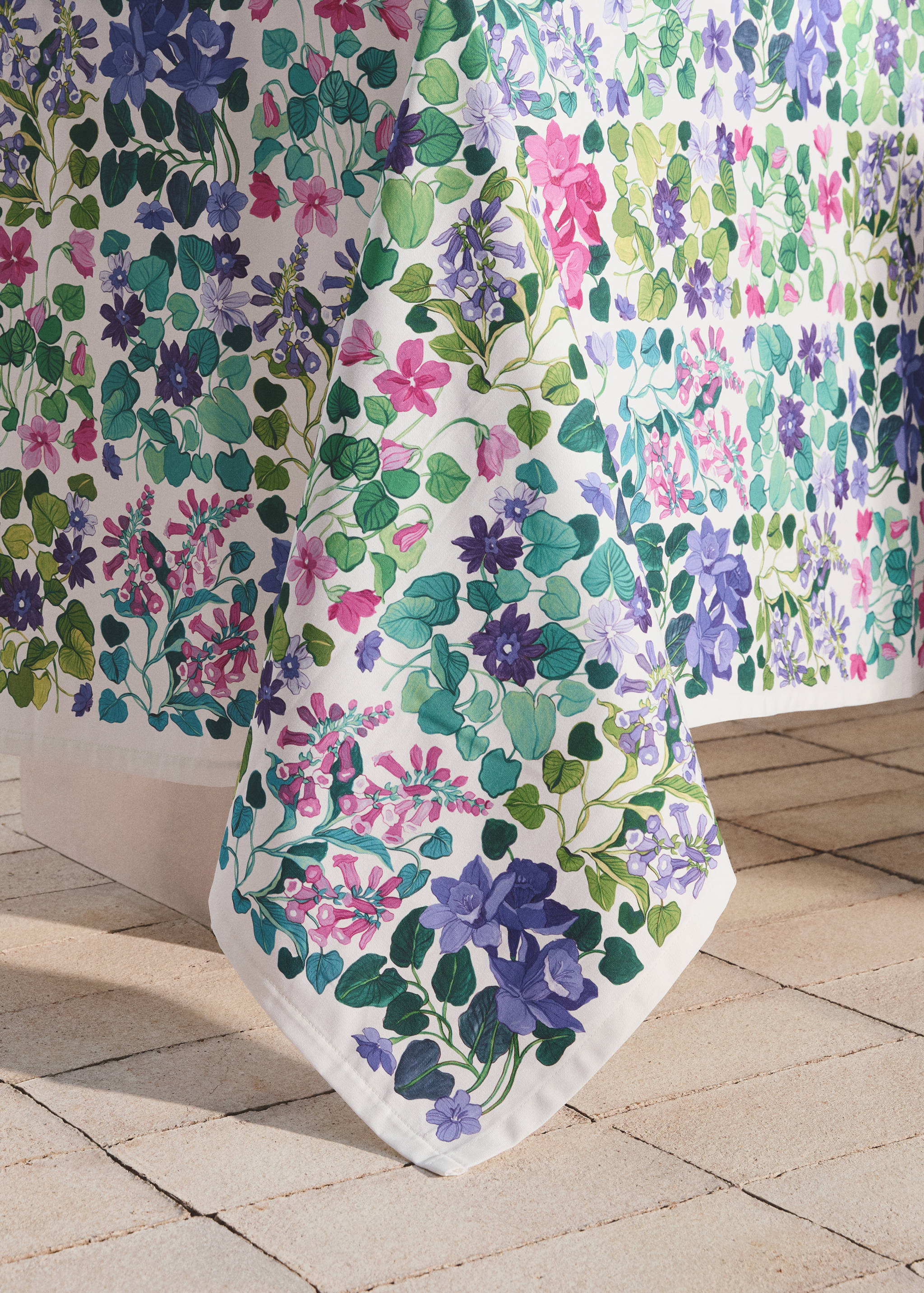 Cotton tablecloth with floral print, suitable for 6 to 8 people - Details of the article 8