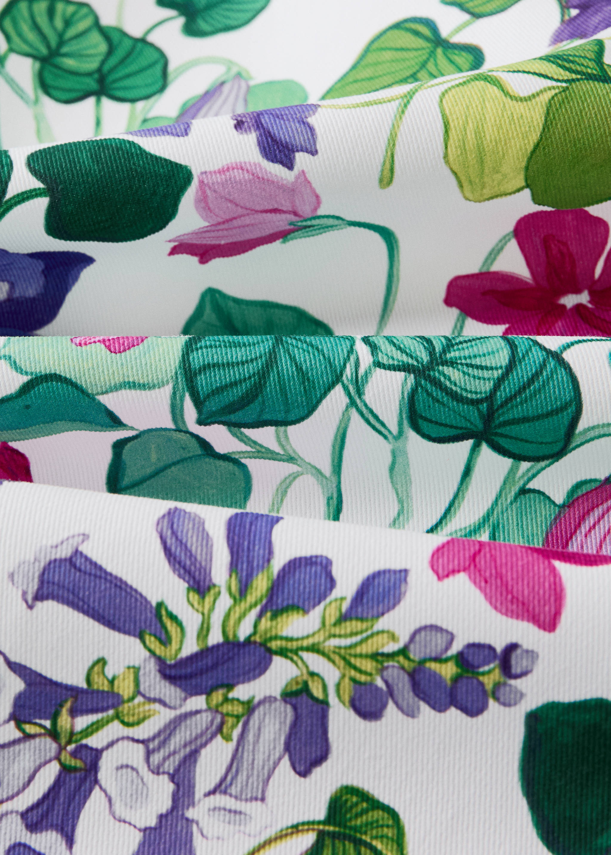 Cotton tablecloth with floral print, suitable for 6 to 8 people - Details of the article 1